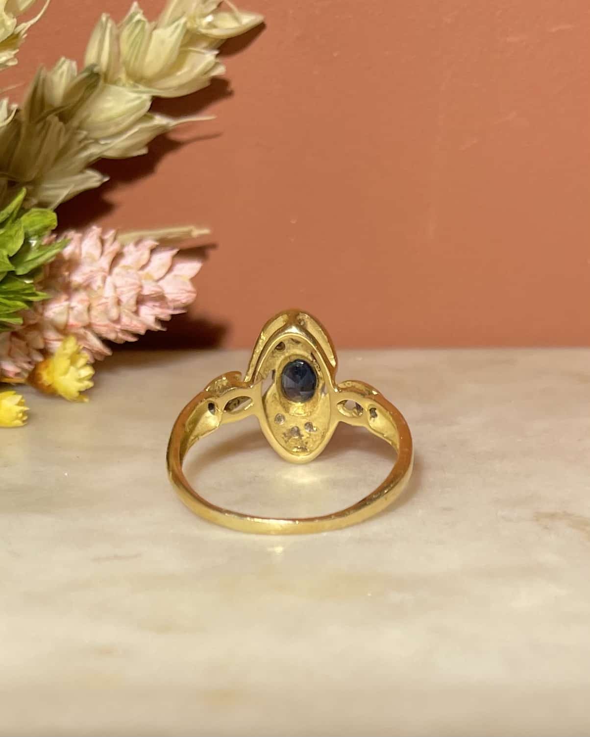 Anillo de zafiro y diamantes "Swirla"