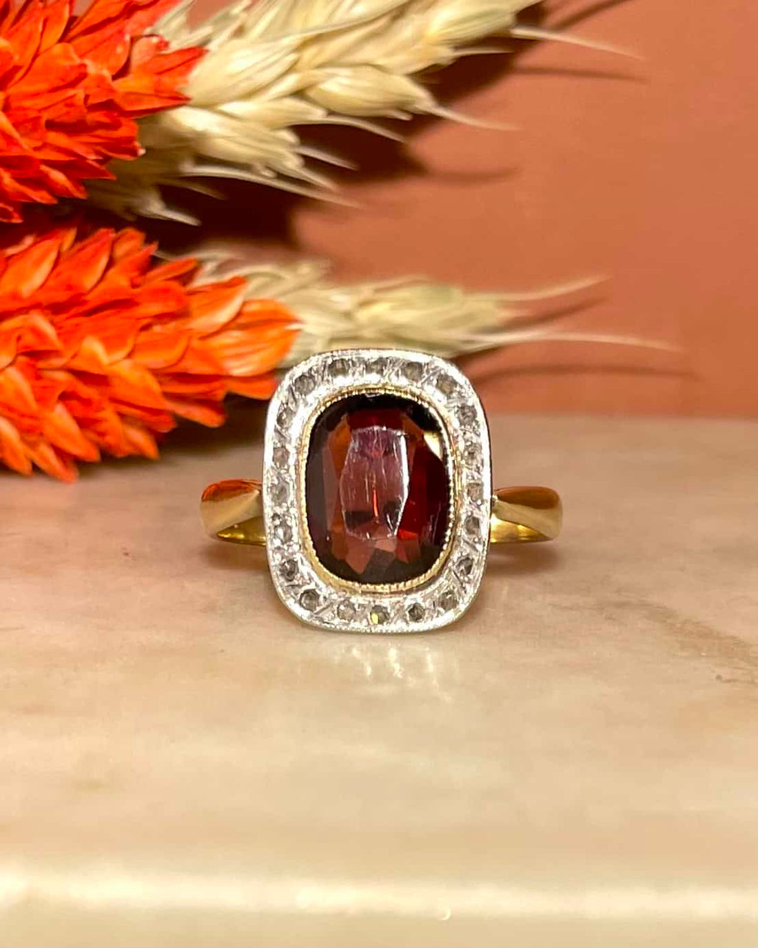 Bague Art-Déco Grenat 2.15 carats et 20 Diamants &quot;Kelsey&quot;