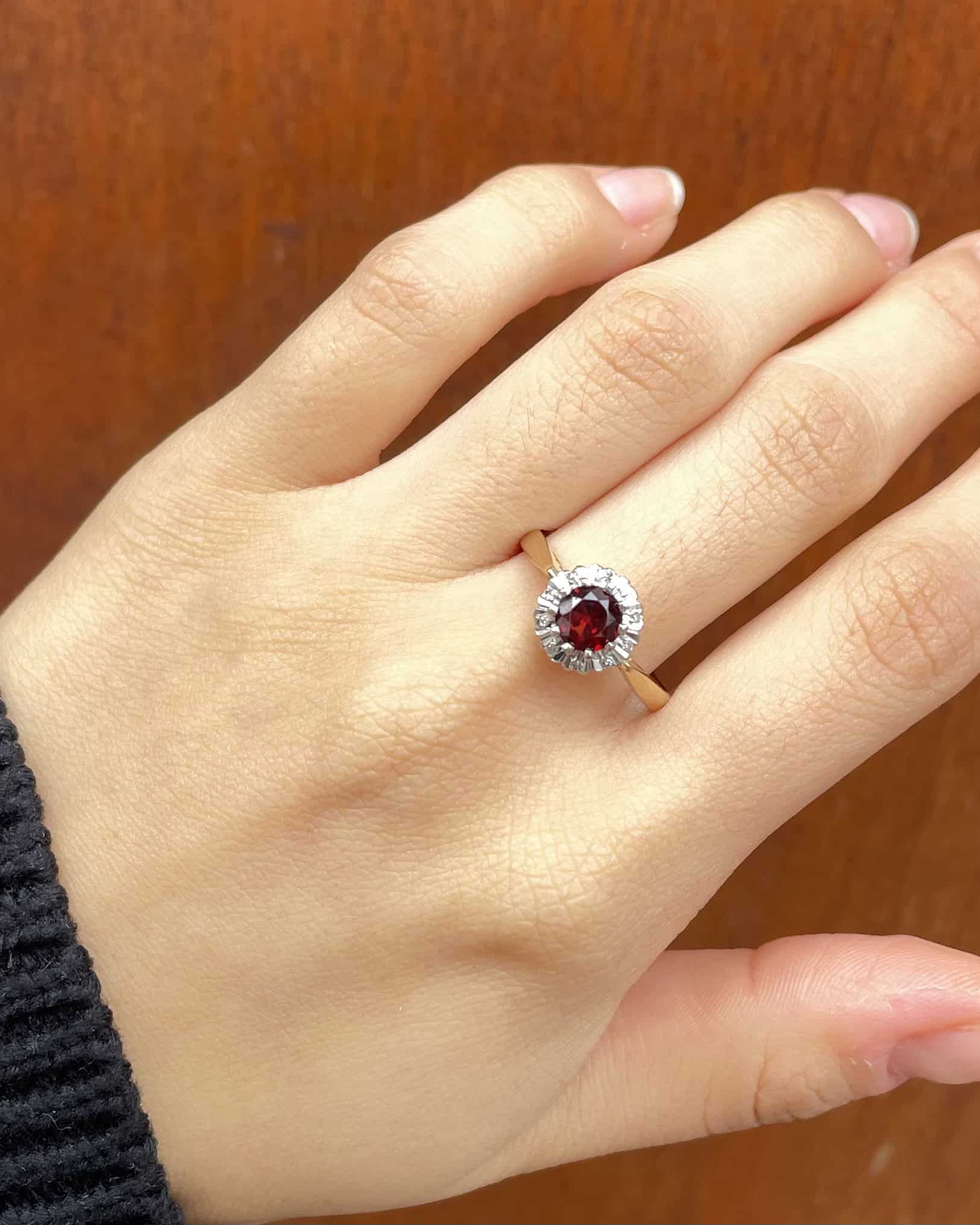 Bague Marguerite Grenat 0.70 carat &amp; Diamants "Marianne"