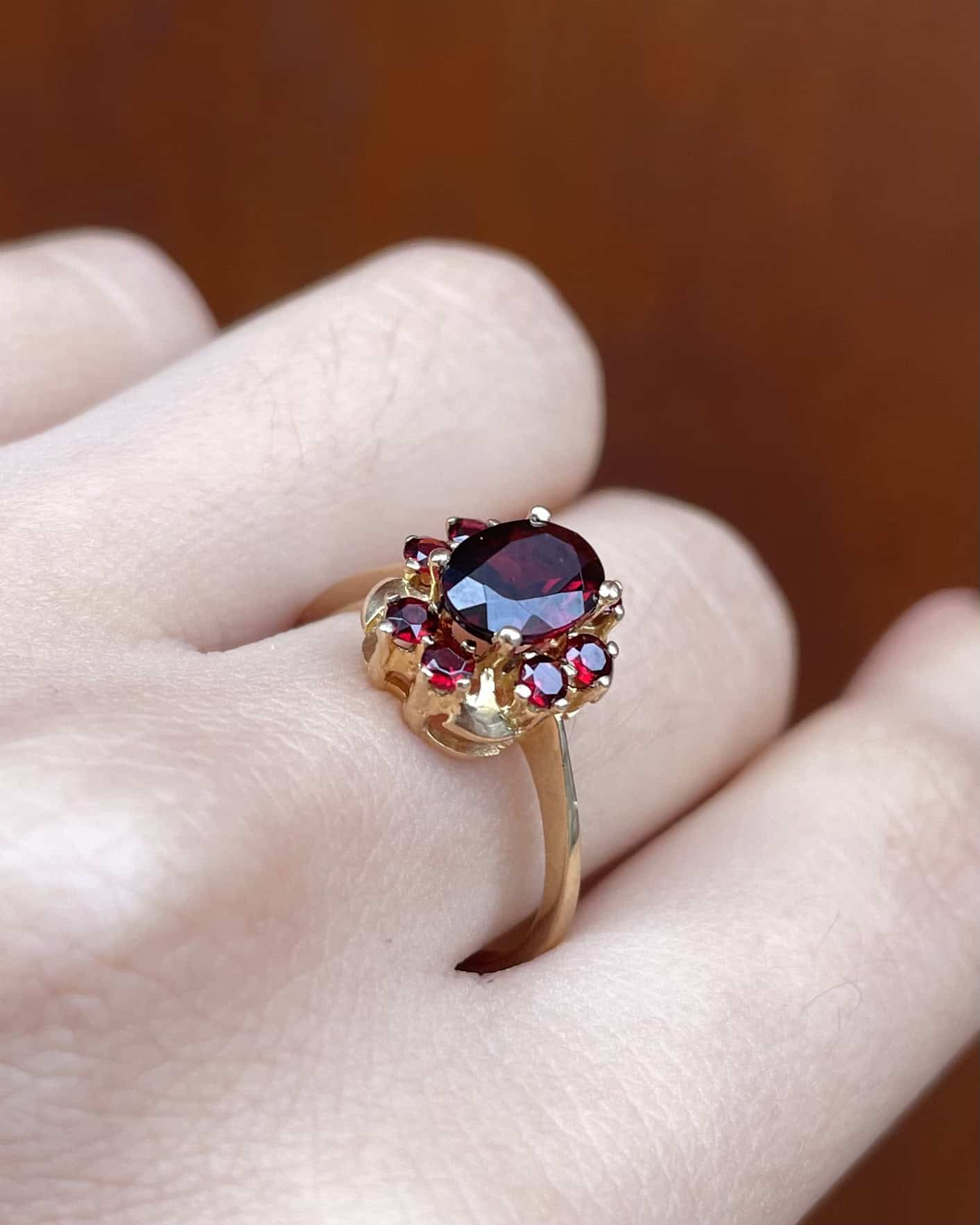 Anillo de margarita y granate "Ezra" de 1,50 quilates