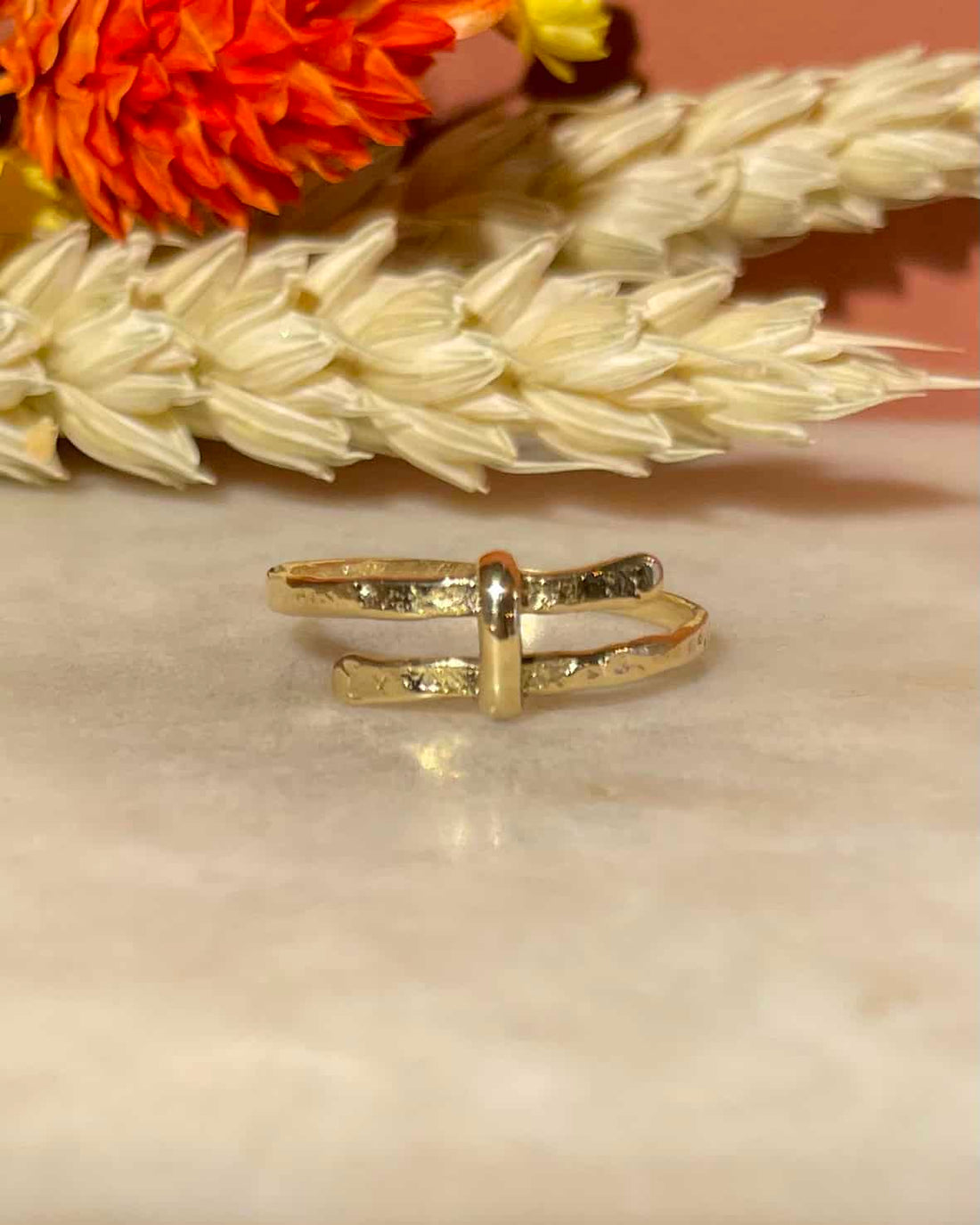 Vintage gold ring with "Thérèse" loop link