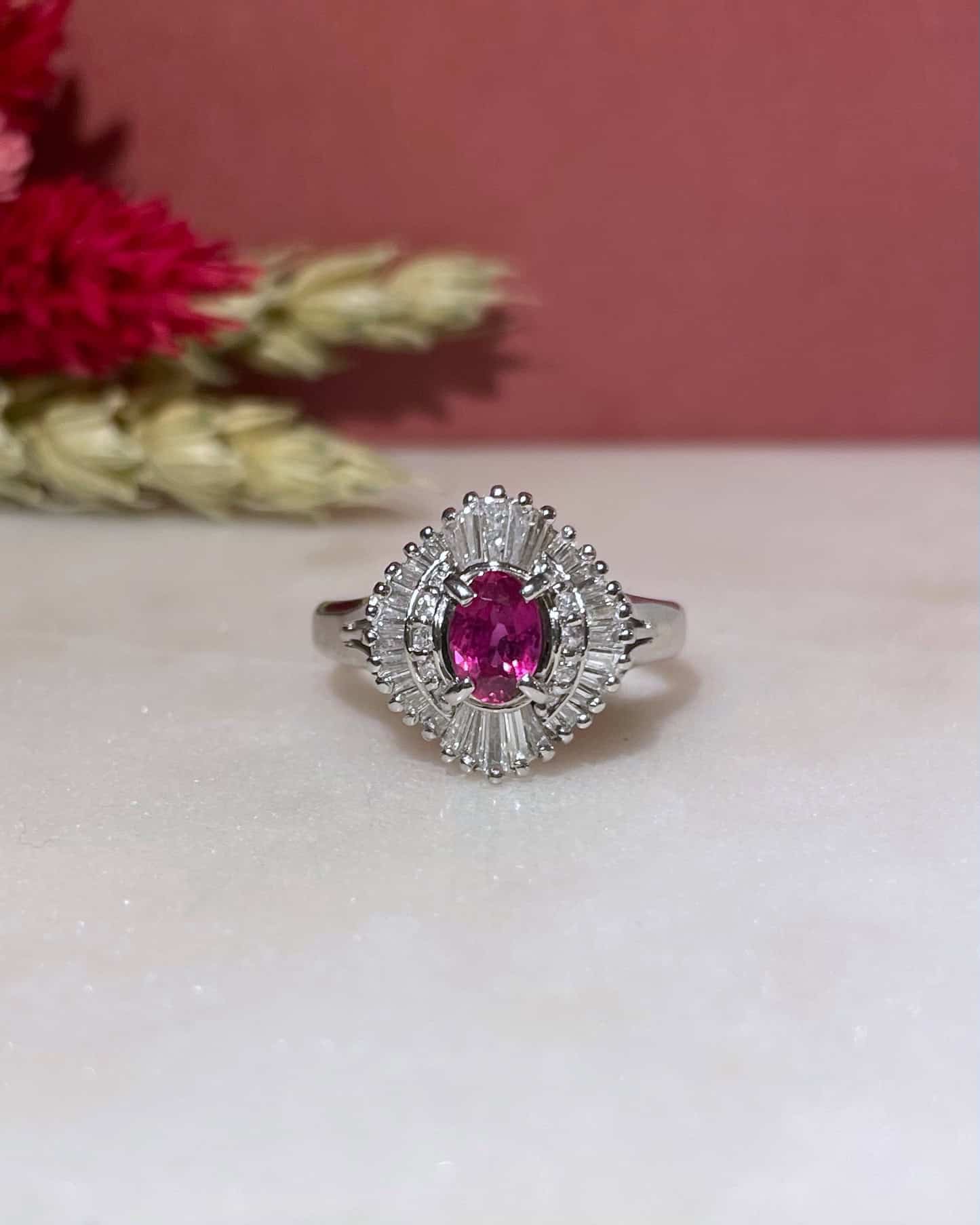Anillo "Dorina" con rubí y margarita de 0,50 quilates y 42 diamantes de 0,56 quilates