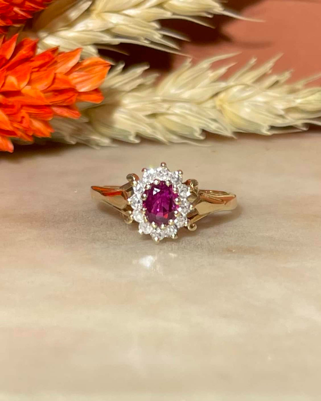 Anillo &quot;Annamé&quot; con rubí y 12 diamantes en forma de margarita