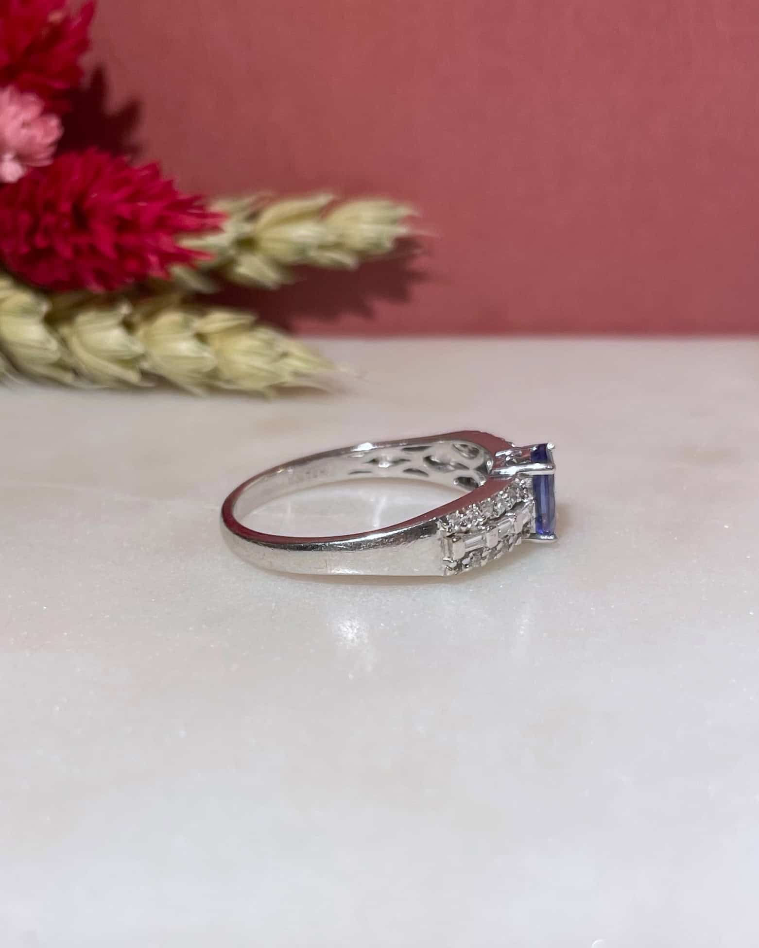 Anillo vintage "Leya" de tanzanita de 1 quilate y 30 diamantes