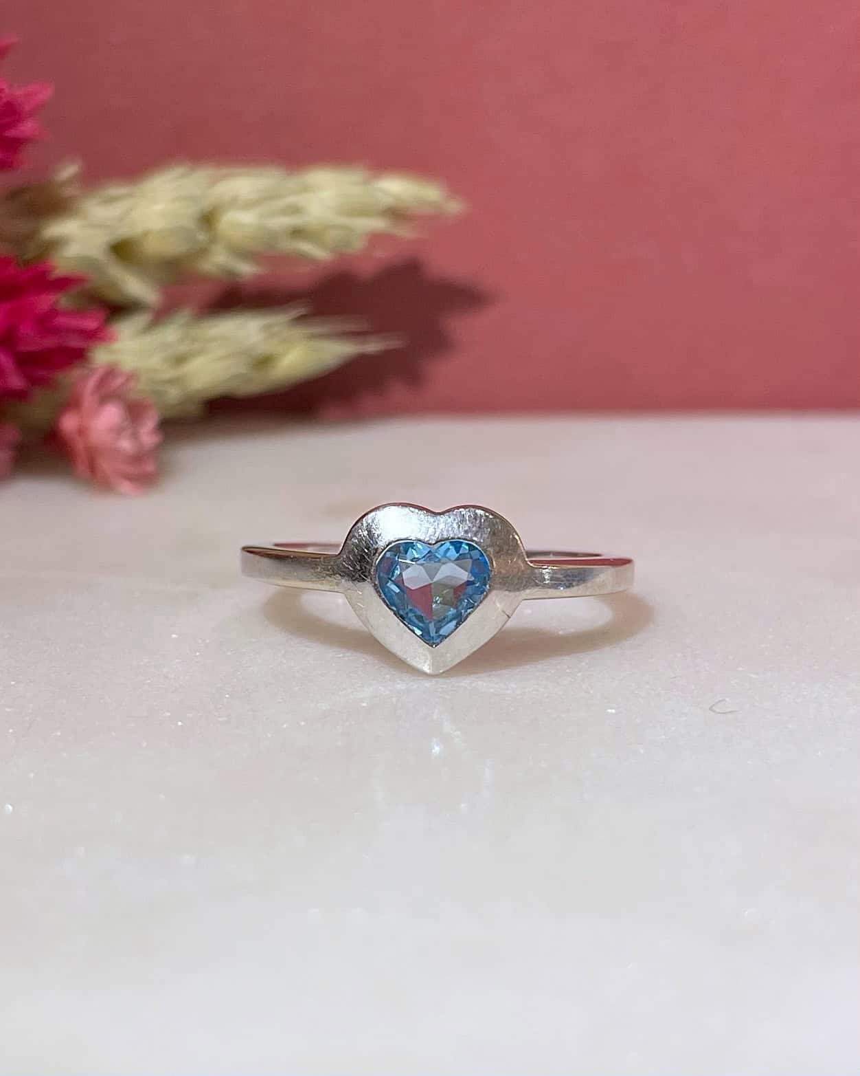 Anillo solitario de topacio corazón "Clover" de 0,50 quilates