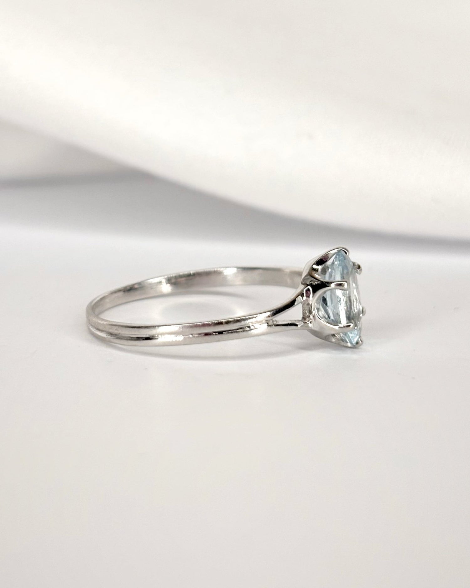 Bague Solitaire Aigue - Marine 0.56 carat “Mila" - Elliade Paris