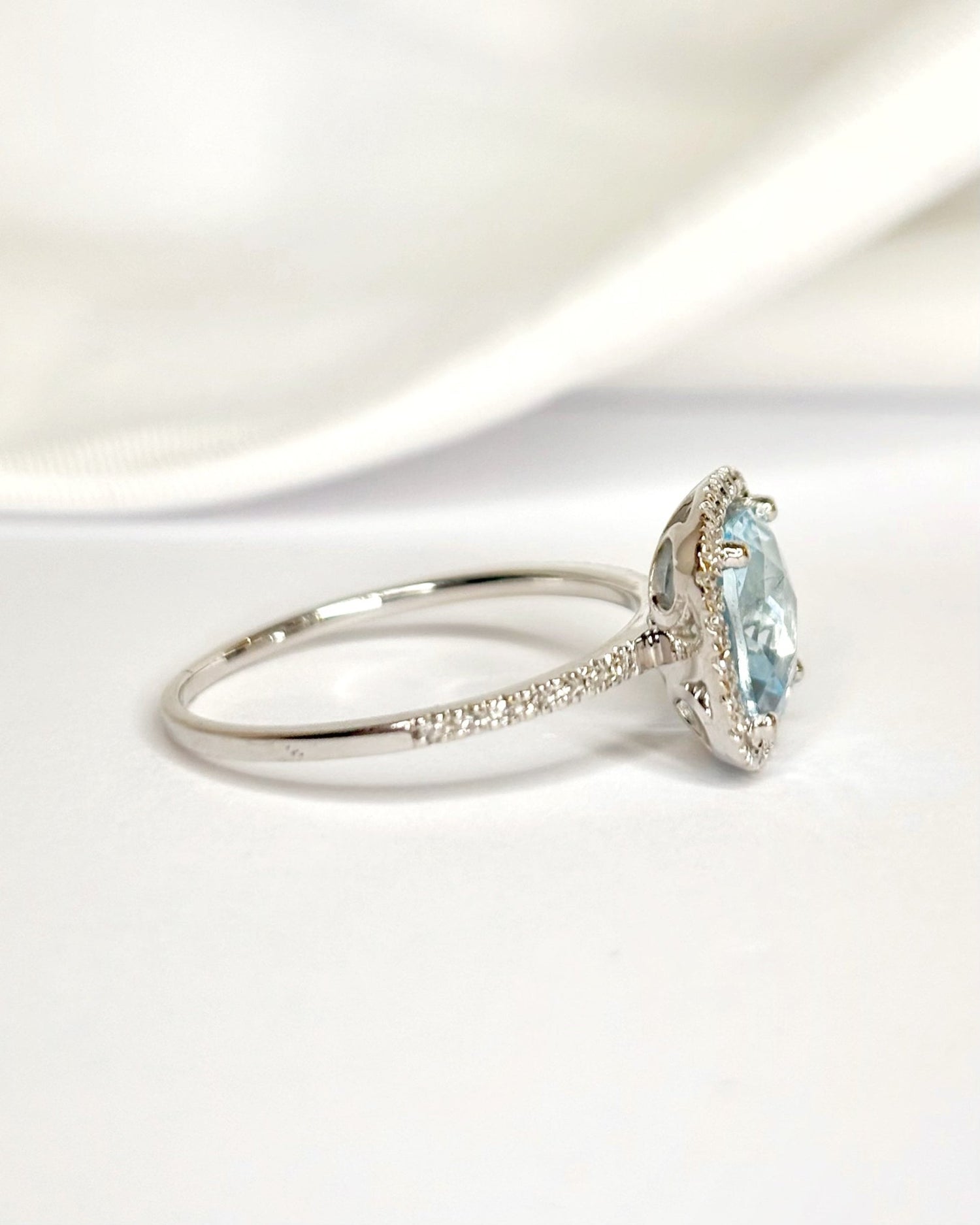 Bague Solitaire Aigue - Marine 1.68 carat &amp; Diamants "Martha" - Elliade Paris
