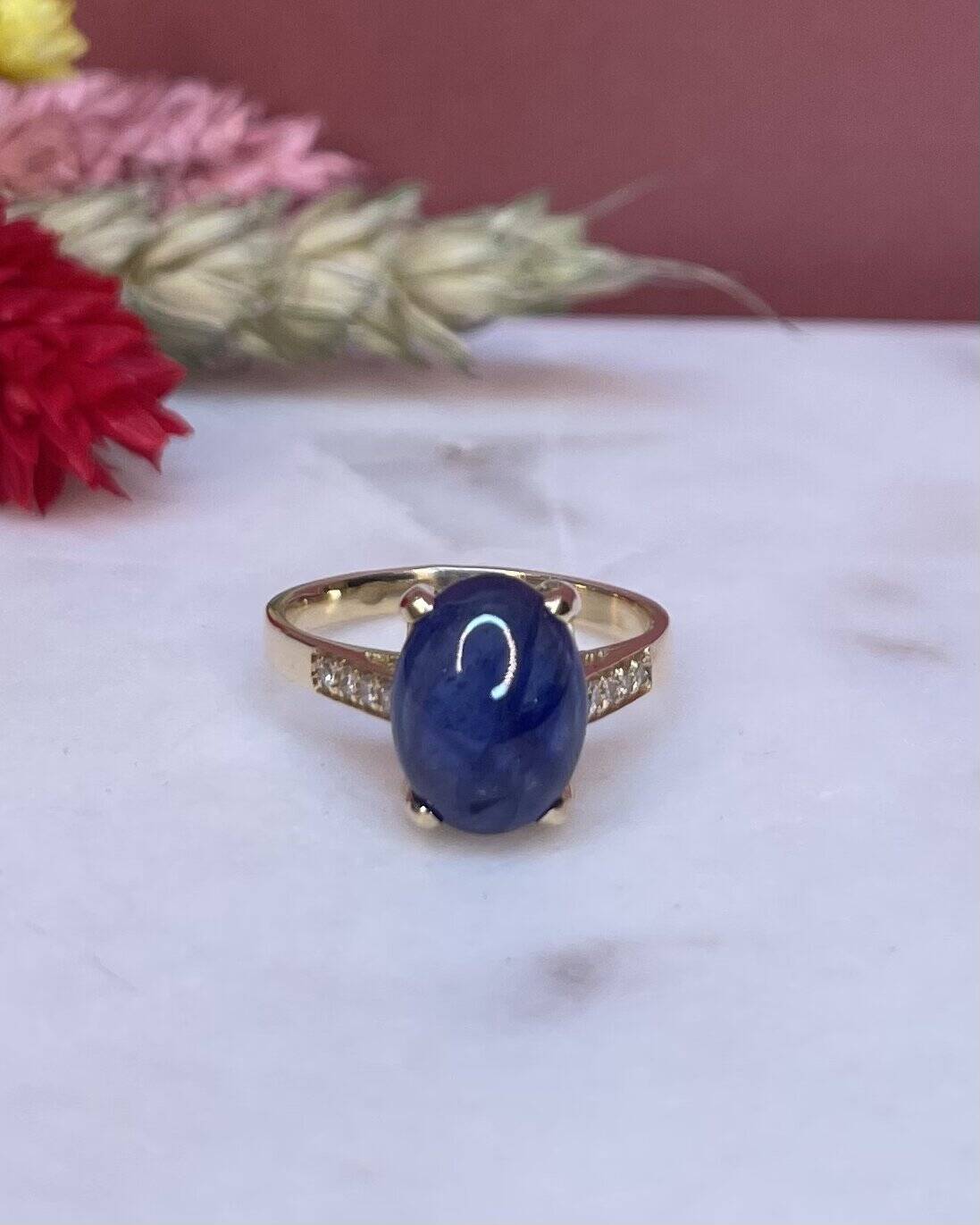 Bague solitaire cabochon saphir 5.50 carats &amp; diamants &quot;Alma&quot; - Elliade Paris