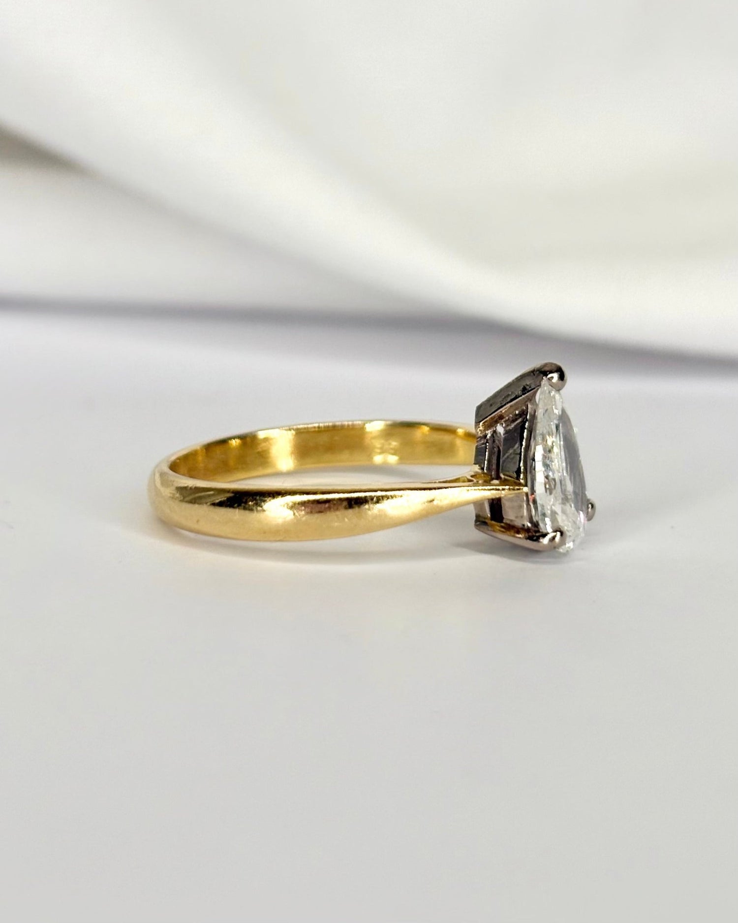 Bague Solitaire Diamant 1 carat Taille Poire "Dina" - Elliade Paris