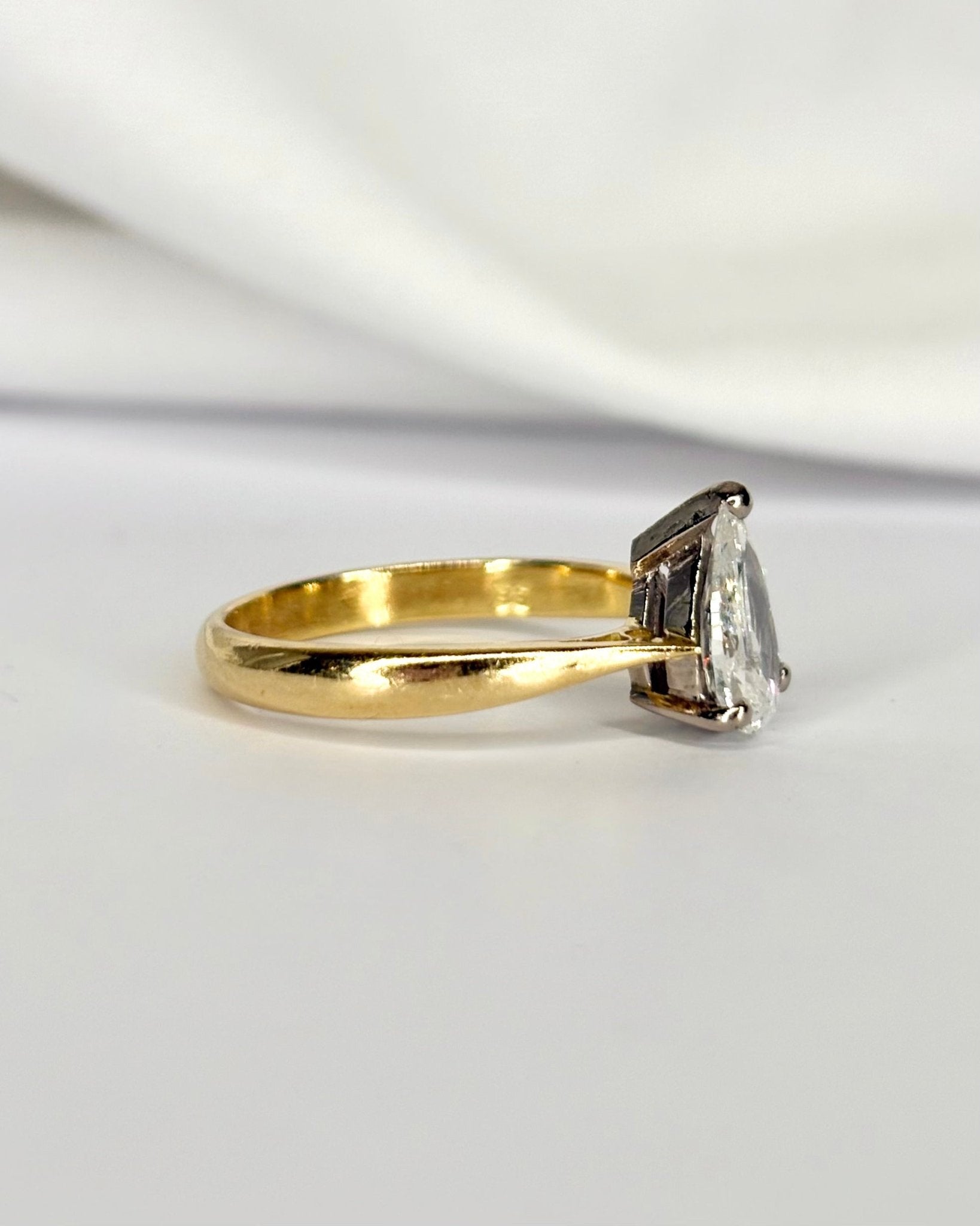 Bague Solitaire Diamant 1 carat Taille Poire "Dina" - Elliade Paris