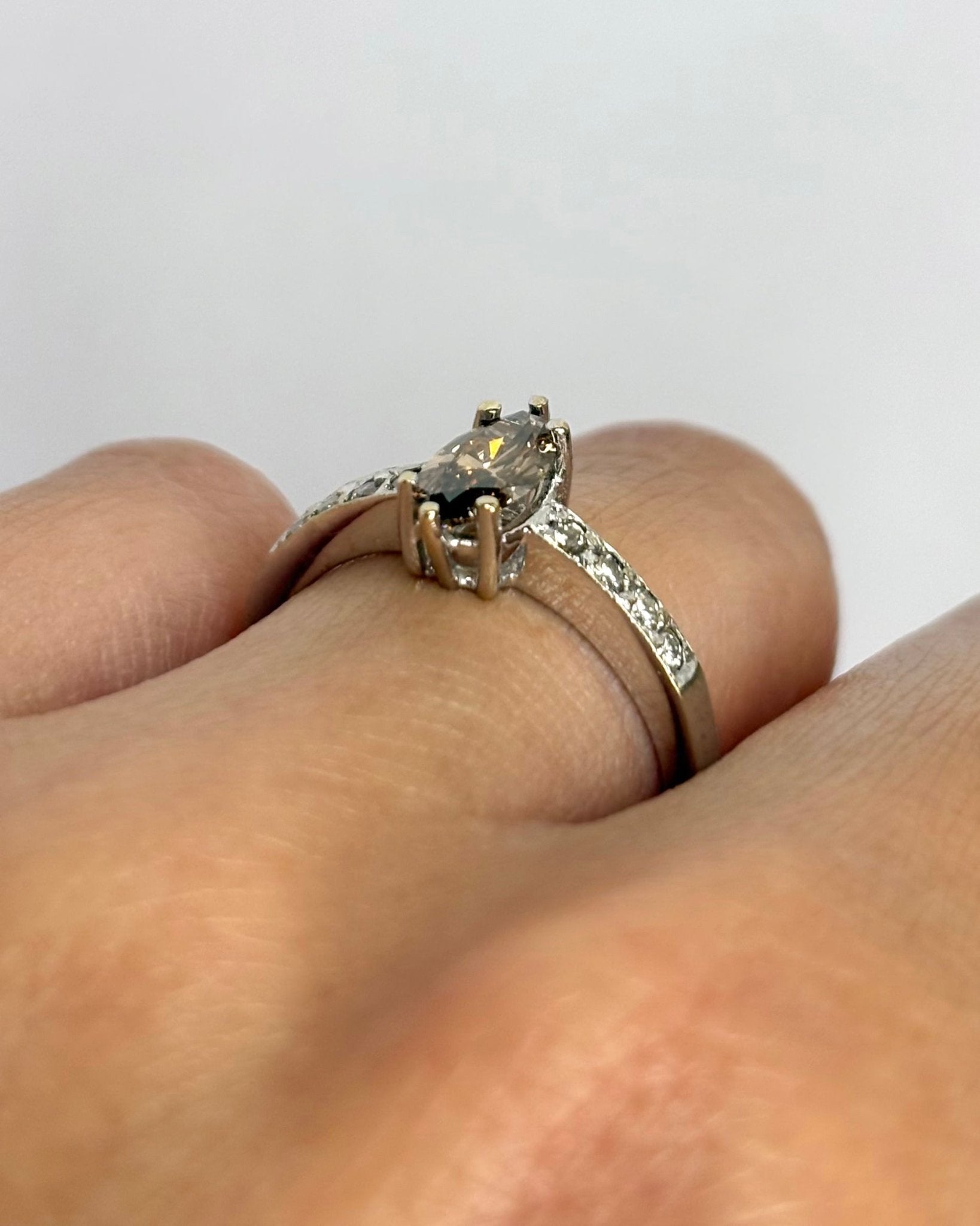 Bague Solitaire Diamant Chocolat 0.50 carat &amp; 8 Diamants "Mariam" - Elliade Paris