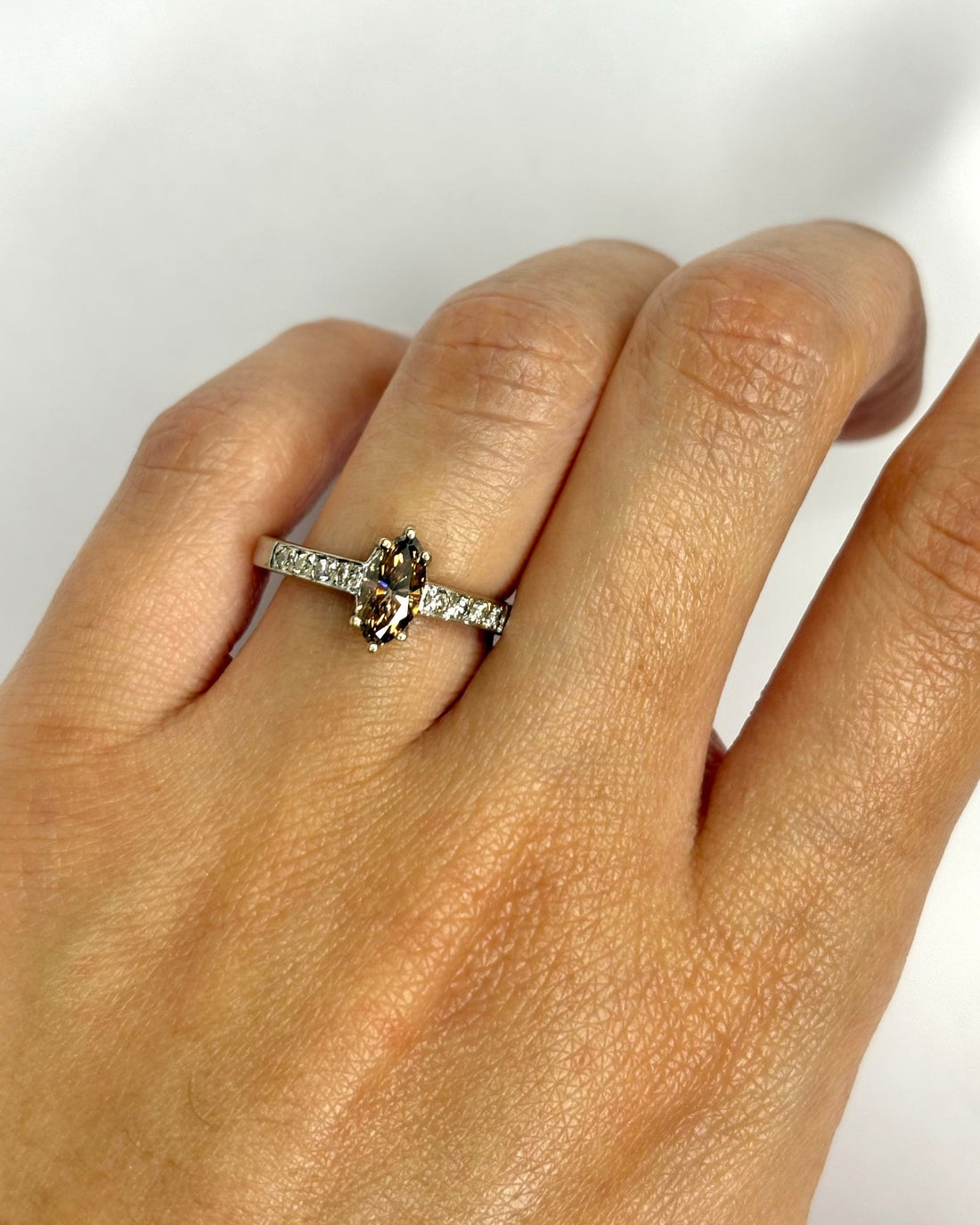 Bague Solitaire Diamant Chocolat 0.50 carat &amp; 8 Diamants "Mariam" - Elliade Paris