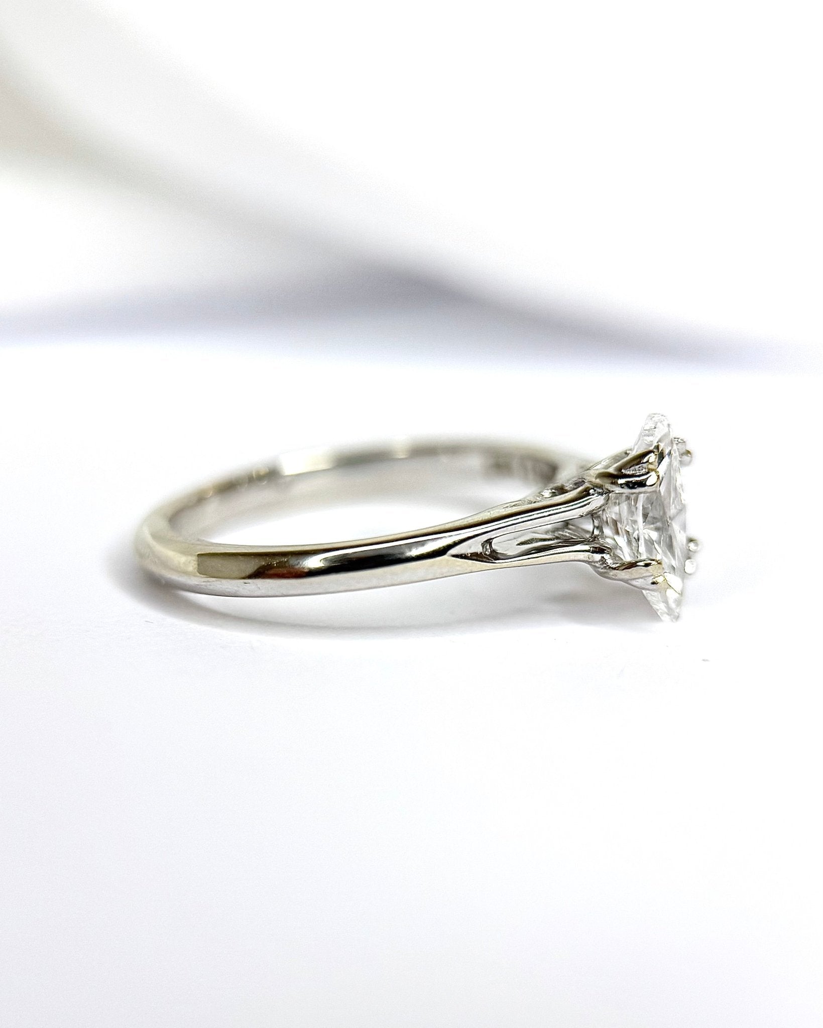 Bague Solitaire Diamant Marquise 0.63 carat "Calixta" - Elliade Paris