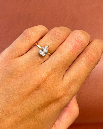 Bague Solitaire Diamant Taille Poire 0.92 carat F/VS2 "Alexandra" - Elliade Paris