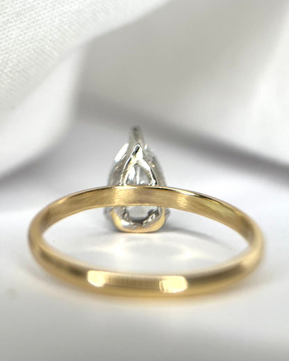 Bague Solitaire Diamant Taille Poire 0.92 carat F/VS2 "Alexandra" - Elliade Paris