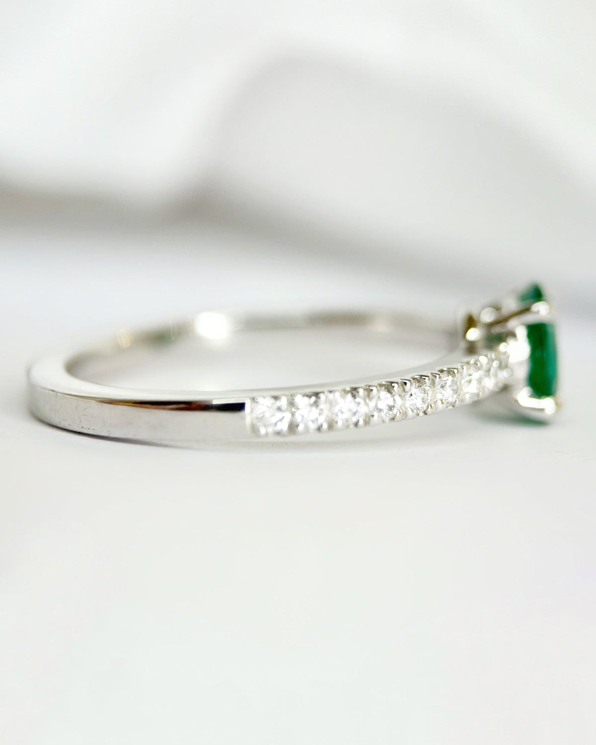 Bague Solitaire Émeraude 0.60 carat &amp; Diamants 0.36 carat "Gladys" - Elliade Paris