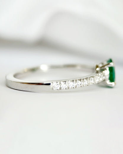 Bague Solitaire Émeraude 0.60 carat &amp; Diamants 0.36 carat "Gladys" - Elliade Paris