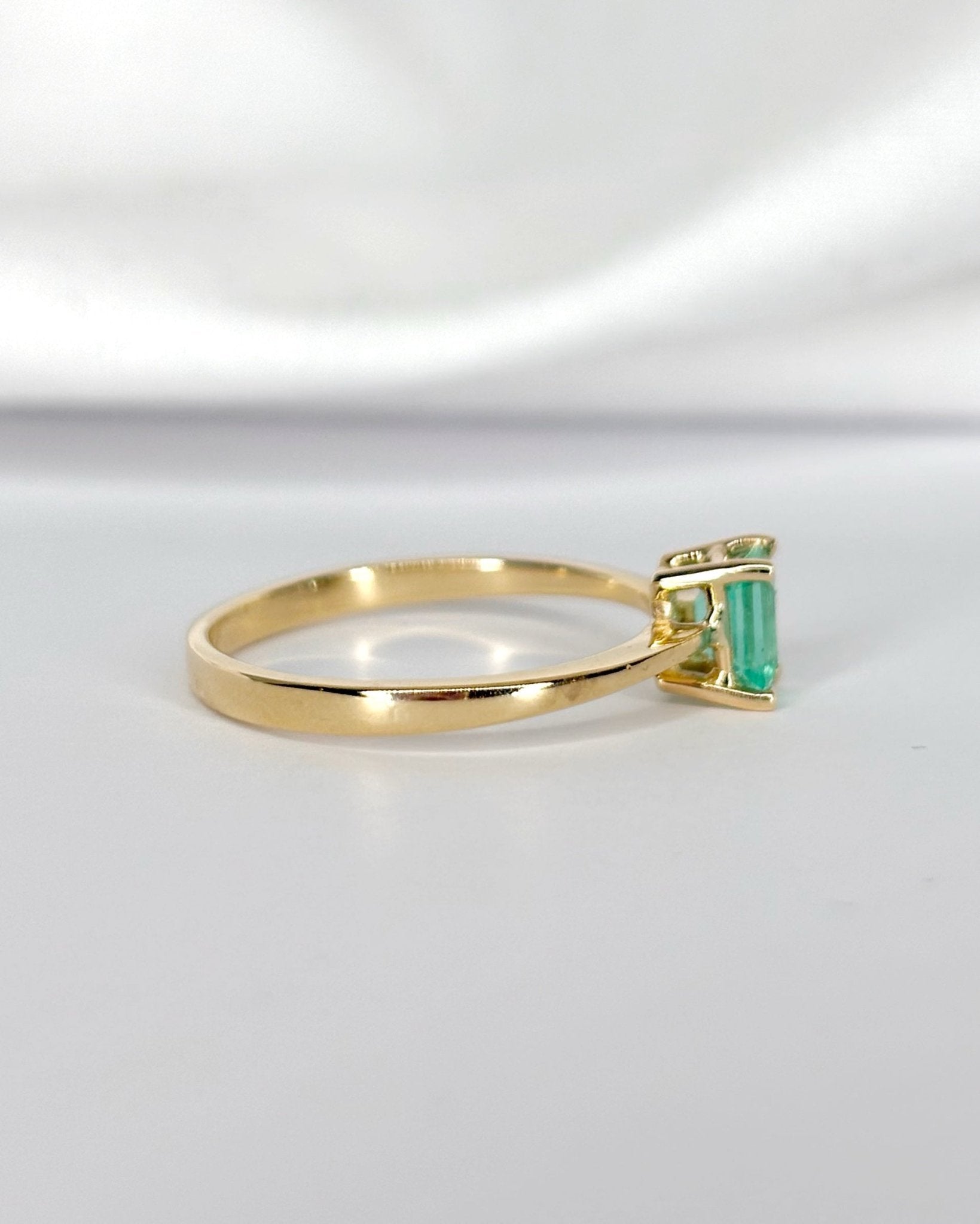 Bague Solitaire Émeraude 0.60 carat "Simone" - Elliade Paris