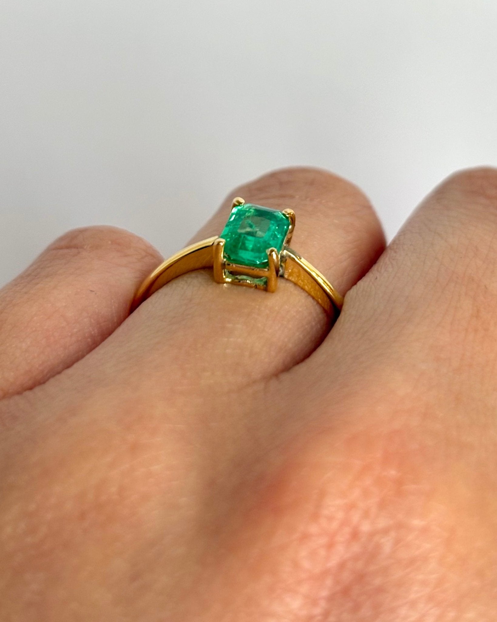 Bague Solitaire Émeraude 0.72 carat "Emilia" - Elliade Paris