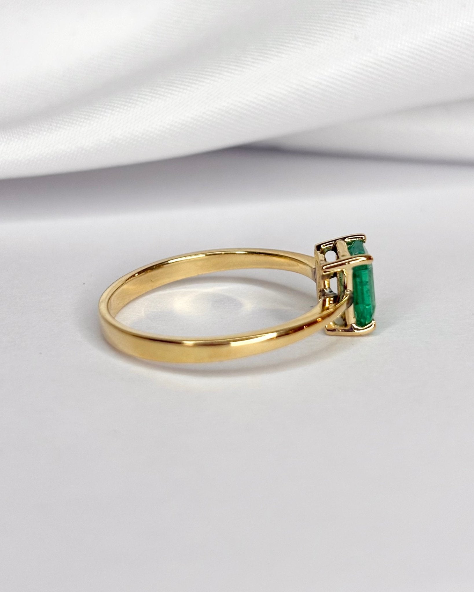 Bague Solitaire Émeraude 0.72 carat "Emilia" - Elliade Paris