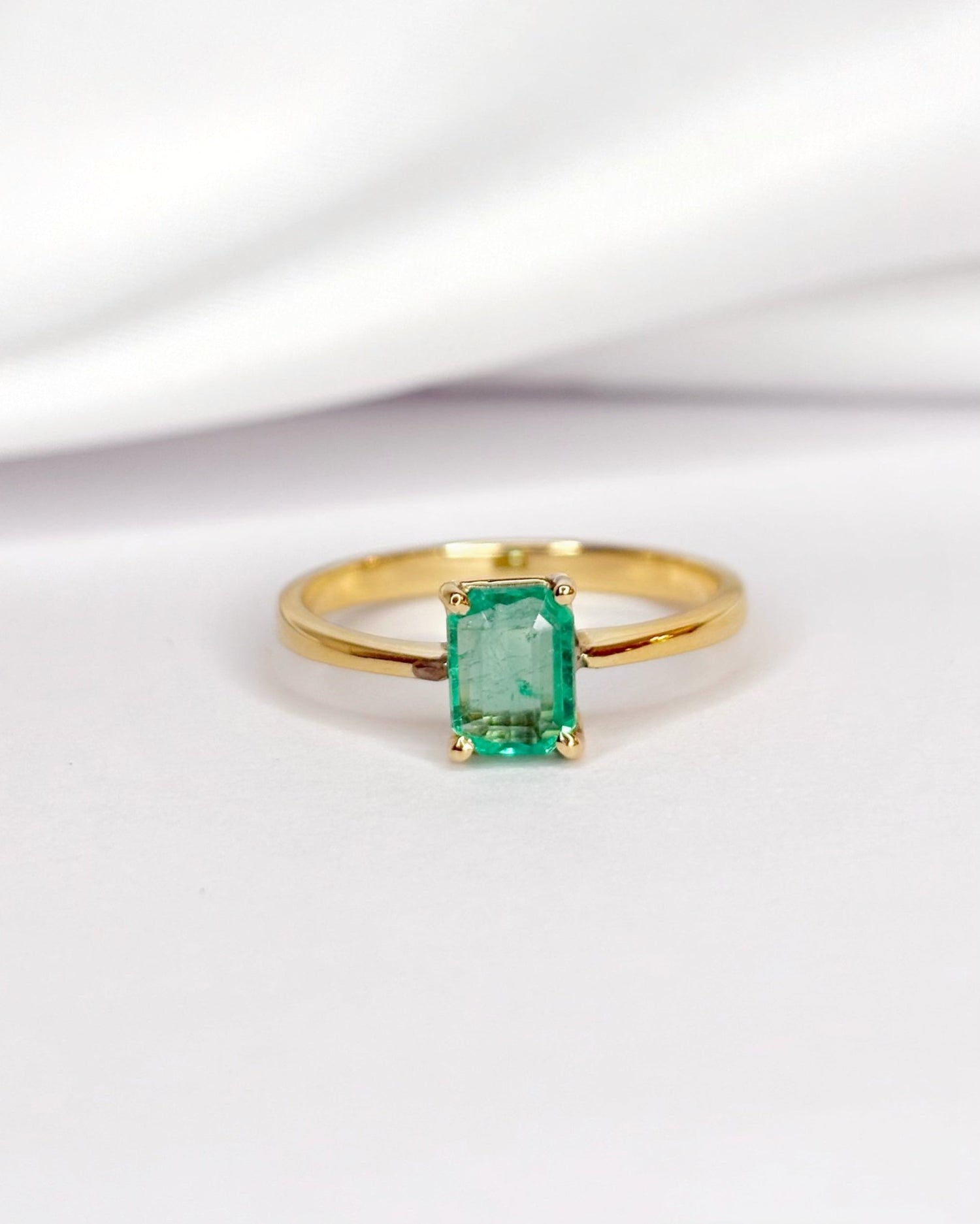 Bague Solitaire Émeraude 0.72 carat "Emilia" - Elliade Paris