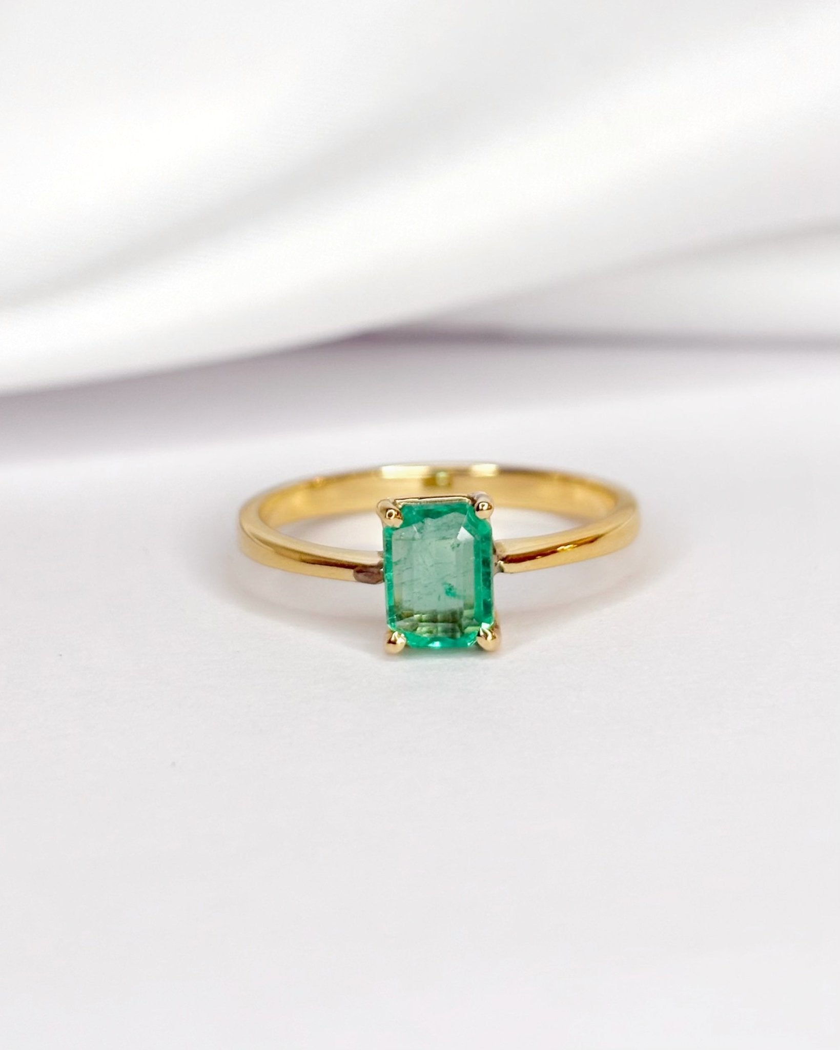 Bague Solitaire Émeraude 0.72 carat "Emilia" - Elliade Paris