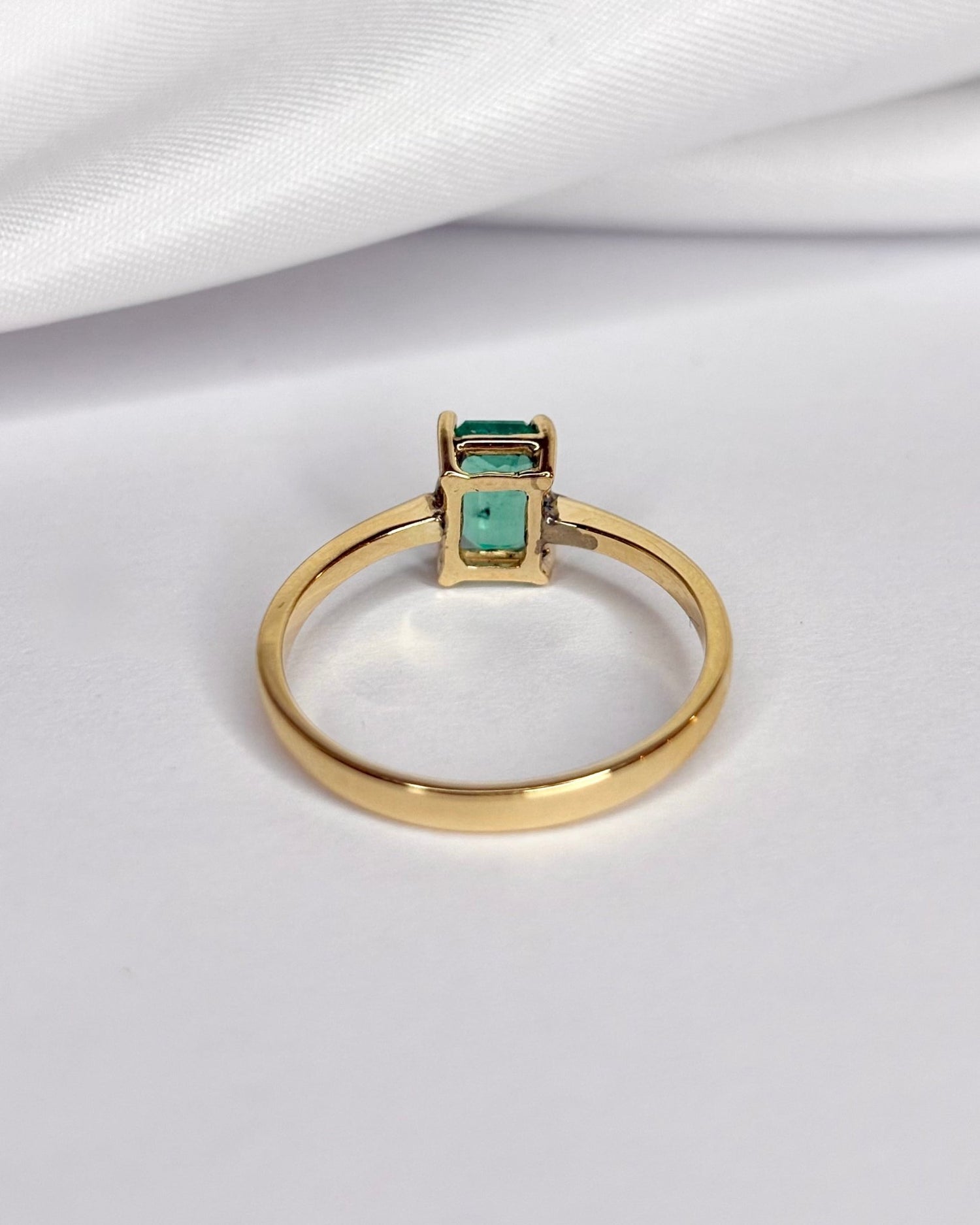 Bague Solitaire Émeraude 0.72 carat "Emilia" - Elliade Paris