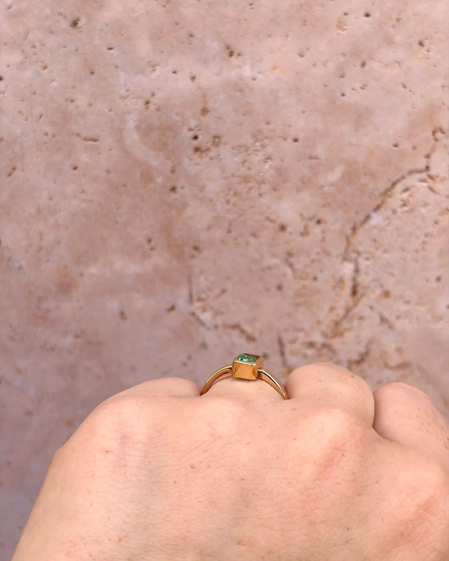 Bague Solitaire Émeraude 0.74 carat "Donna" - Elliade Paris