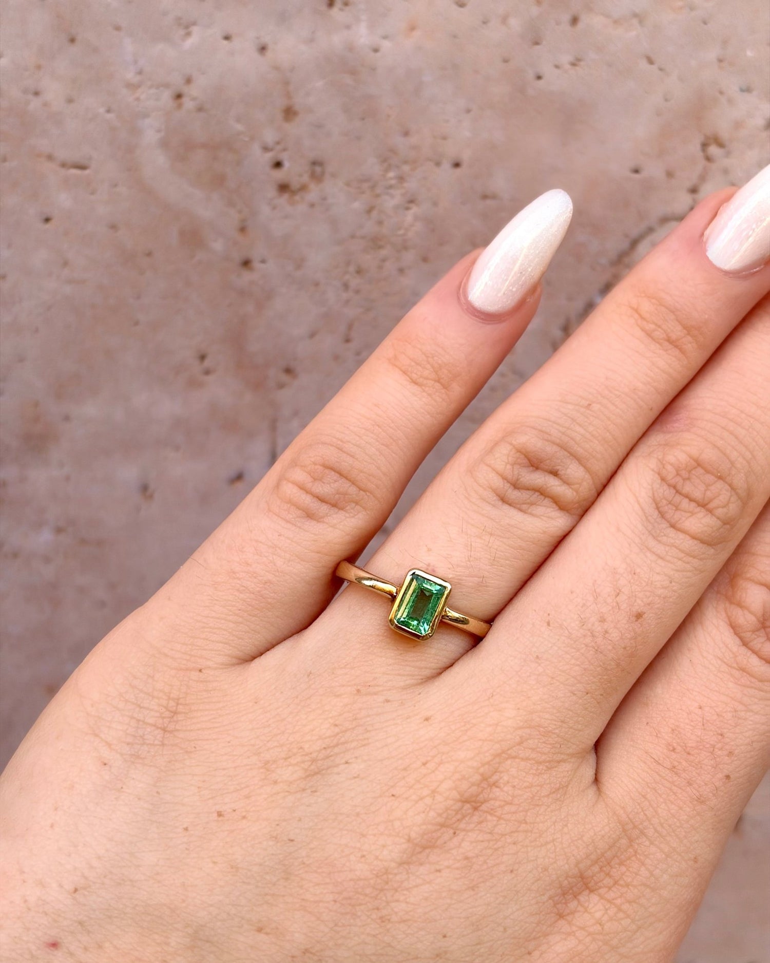 Bague Solitaire Émeraude 0.74 carat "Donna" - Elliade Paris