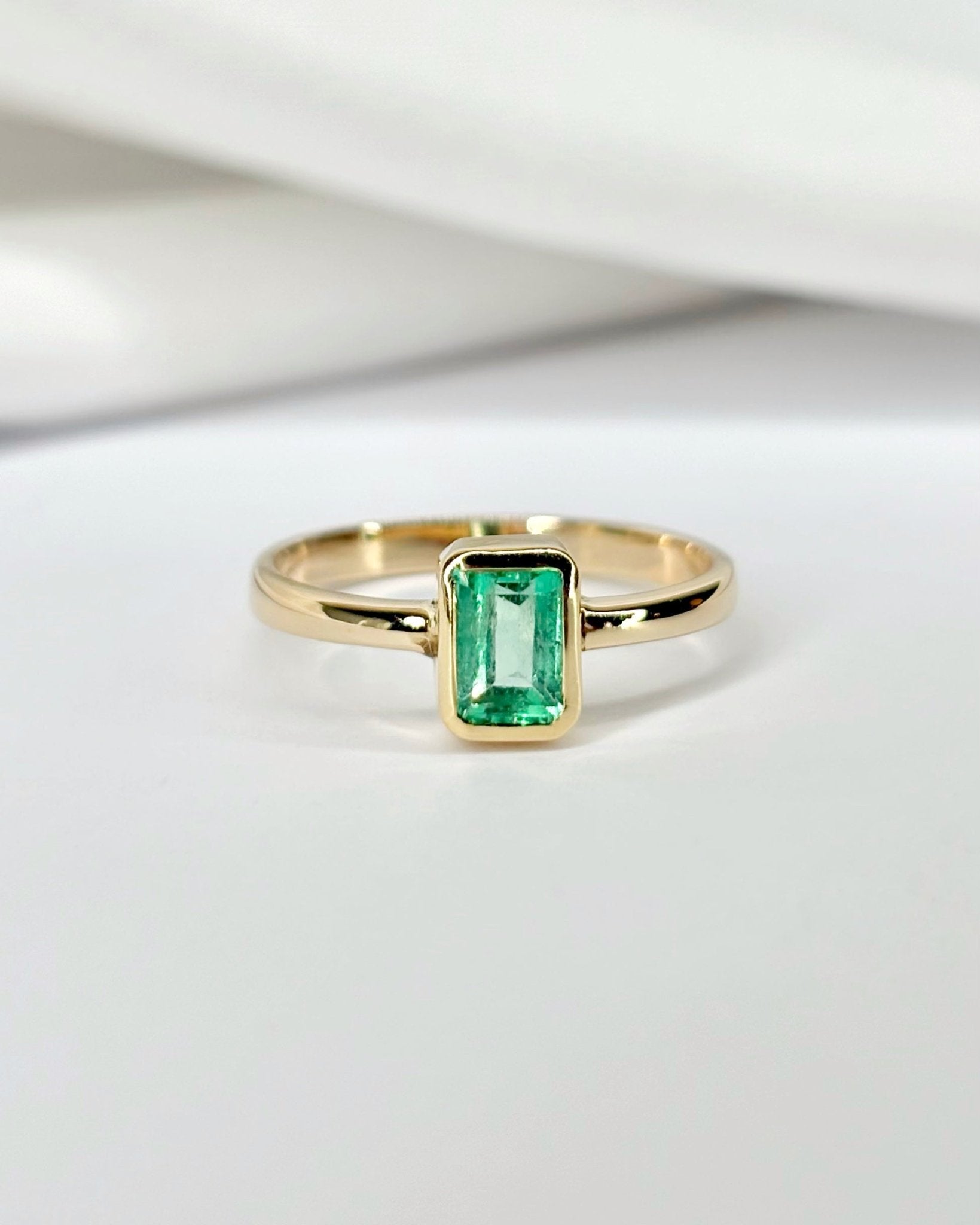 Bague Solitaire Émeraude 0.74 carat &quot;Donna&quot; - Elliade Paris