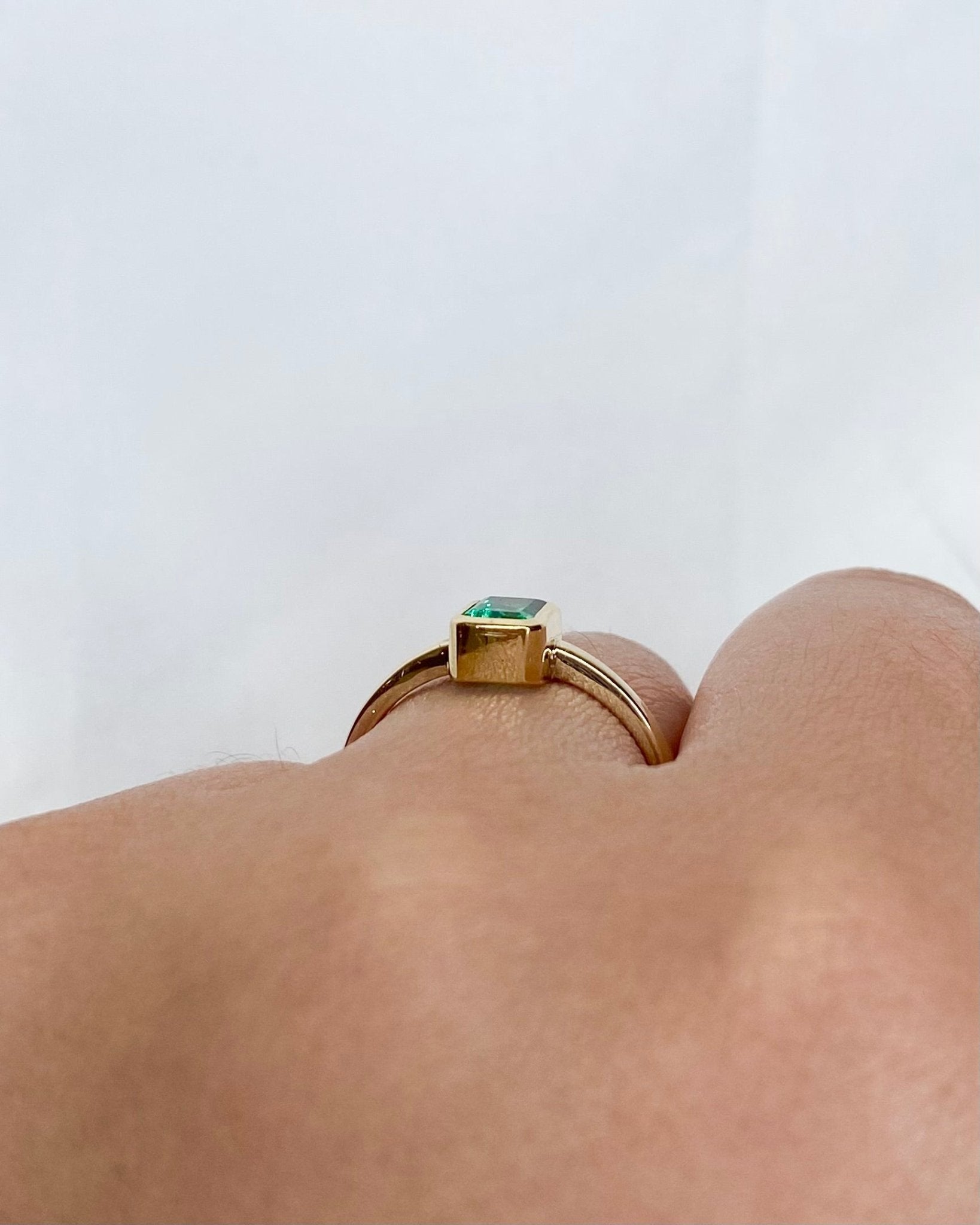 Bague Solitaire Émeraude 0.74 carat "Donna" - Elliade Paris