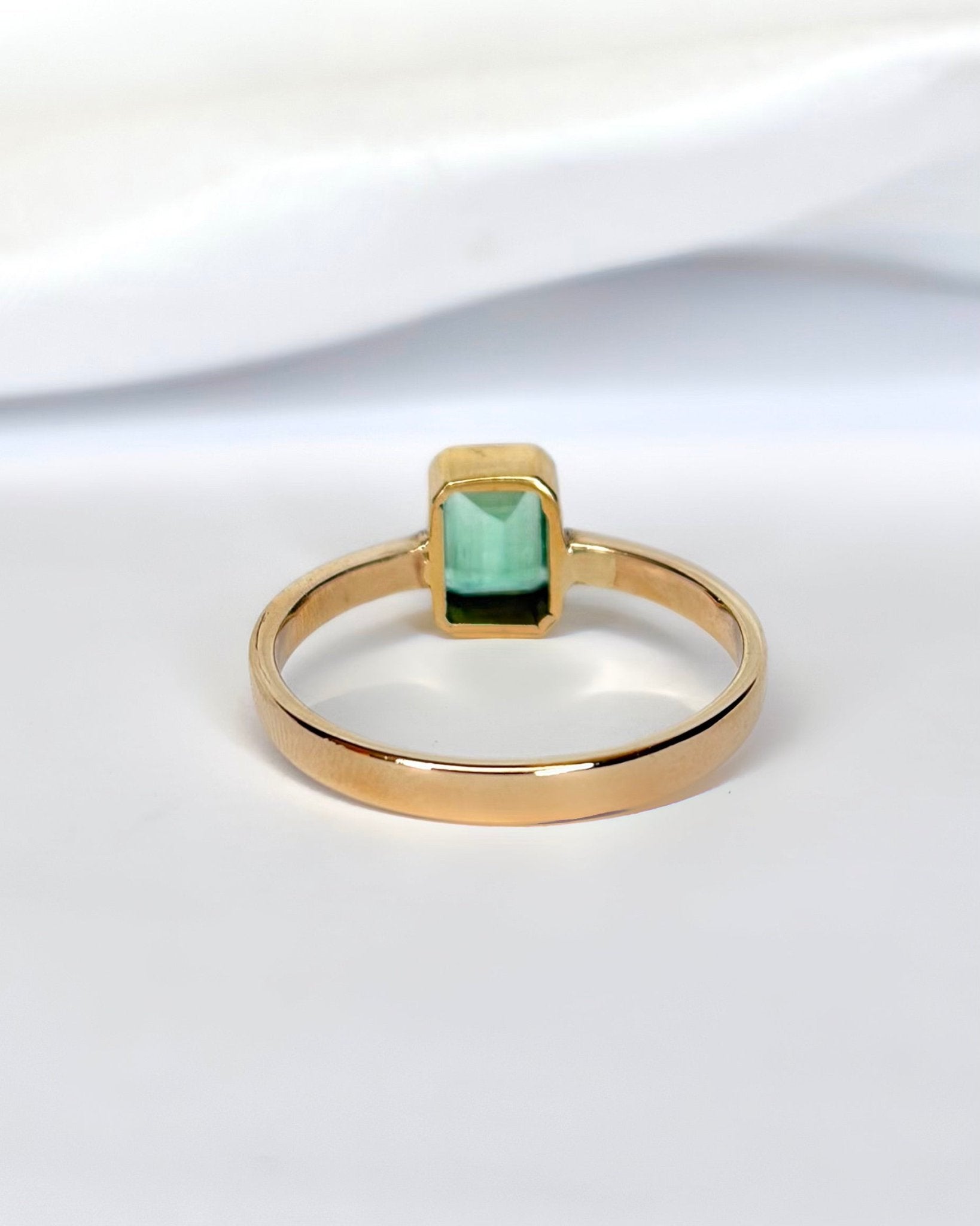 Bague Solitaire Émeraude 0.74 carat "Donna" - Elliade Paris