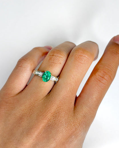 Bague Solitaire Émeraude 0.80 carat &amp; 11 Diamants "Daniela" - Elliade Paris