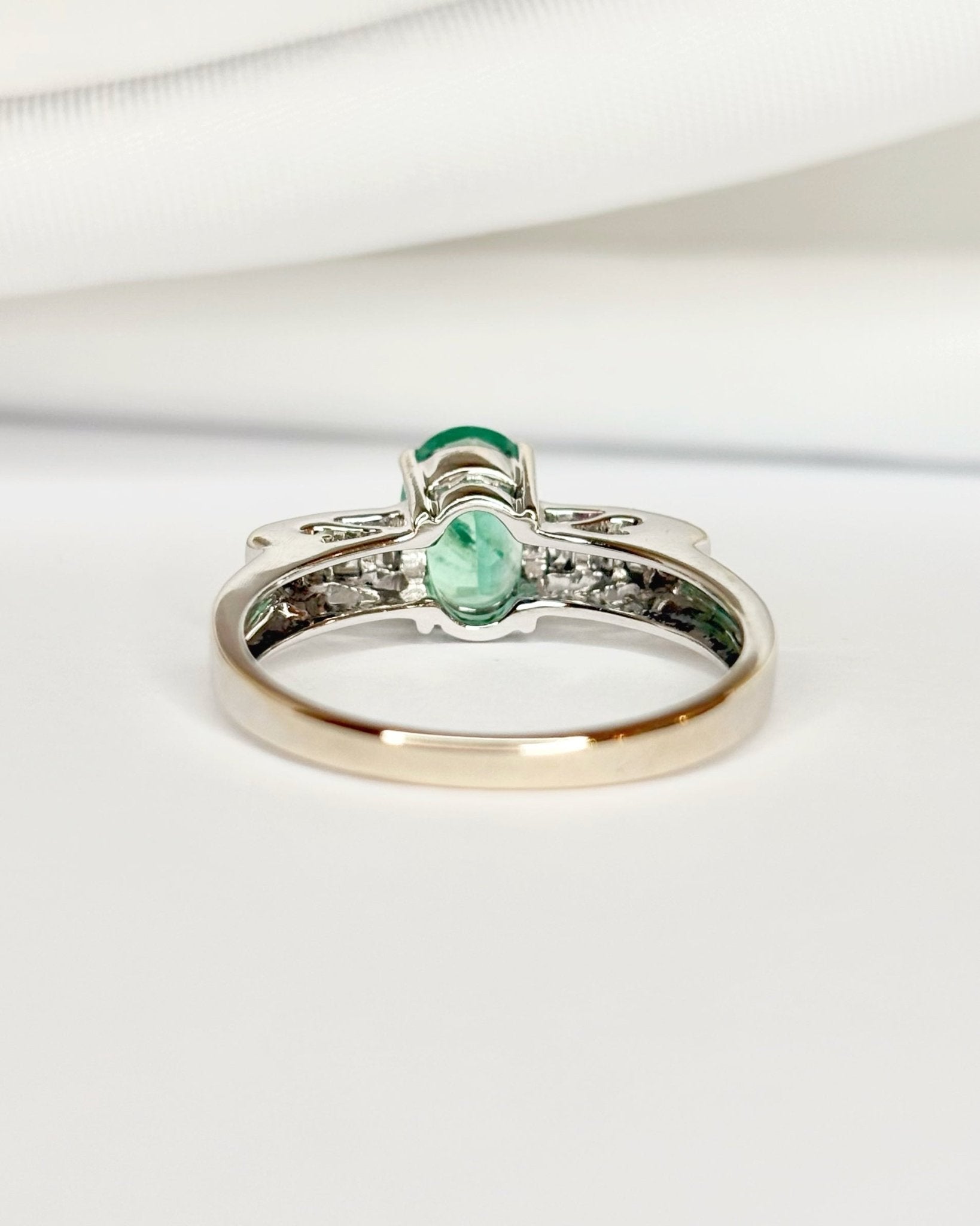 Bague Solitaire Émeraude 0.80 carat &amp; 11 Diamants "Daniela" - Elliade Paris