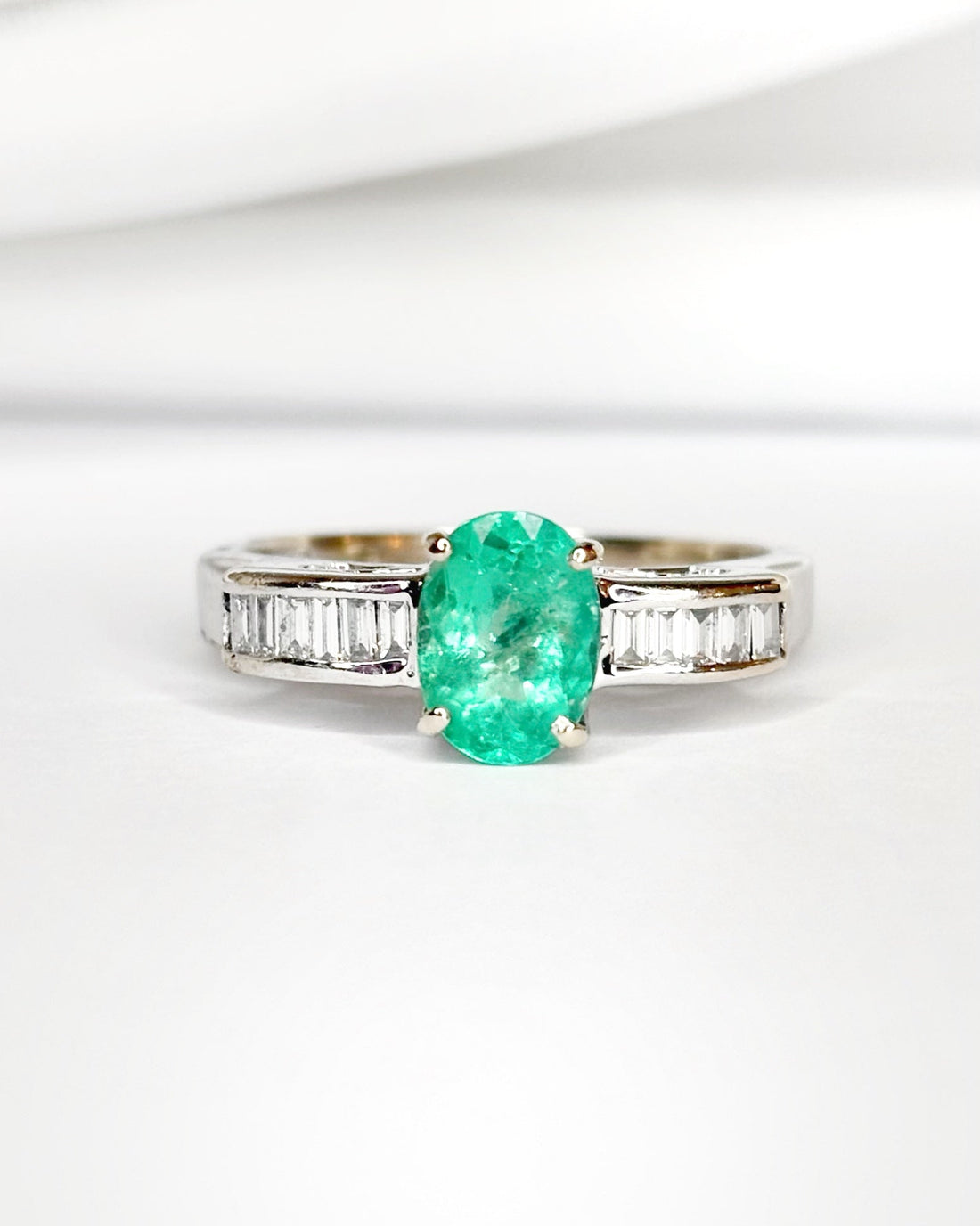 Bague Solitaire Émeraude 0.80 carat &amp; 11 Diamants "Daniela" - Elliade Paris