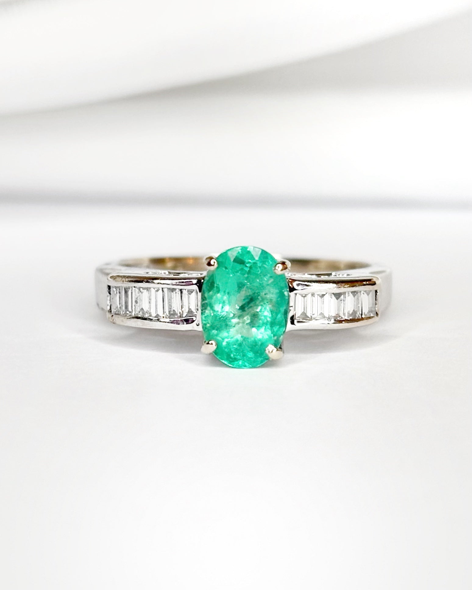 Bague Solitaire Émeraude 0.80 carat &amp; 11 Diamants "Daniela" - Elliade Paris