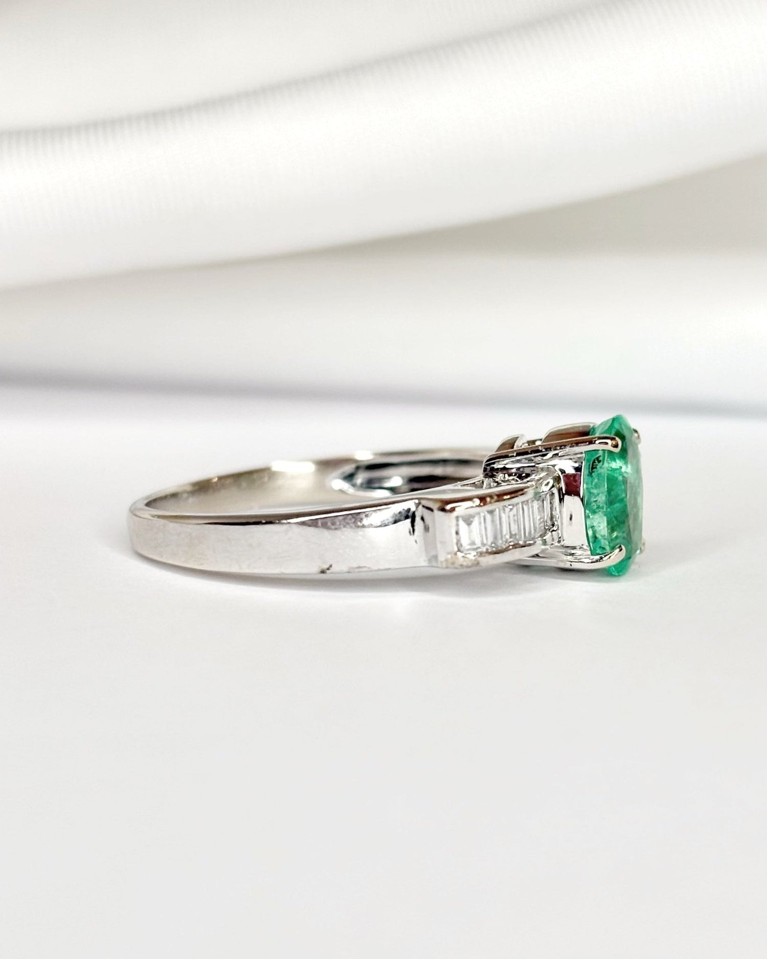 Bague Solitaire Émeraude 0.80 carat &amp; 11 Diamants "Daniela" - Elliade Paris