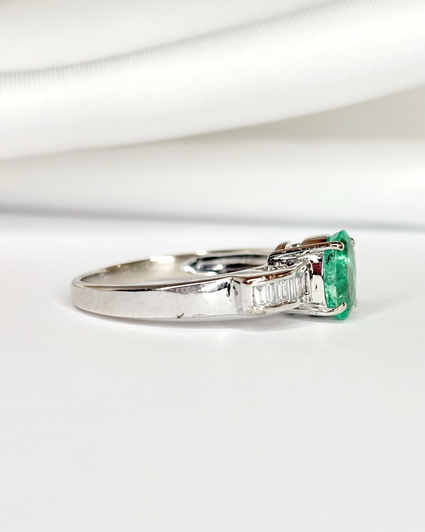 Bague Solitaire Émeraude 0.80 carat &amp; 11 Diamants "Daniela" - Elliade Paris