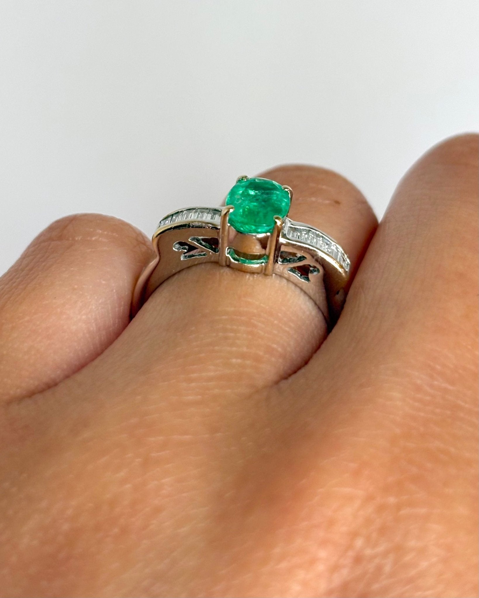 Bague Solitaire Émeraude 0.80 carat &amp; 11 Diamants "Daniela" - Elliade Paris