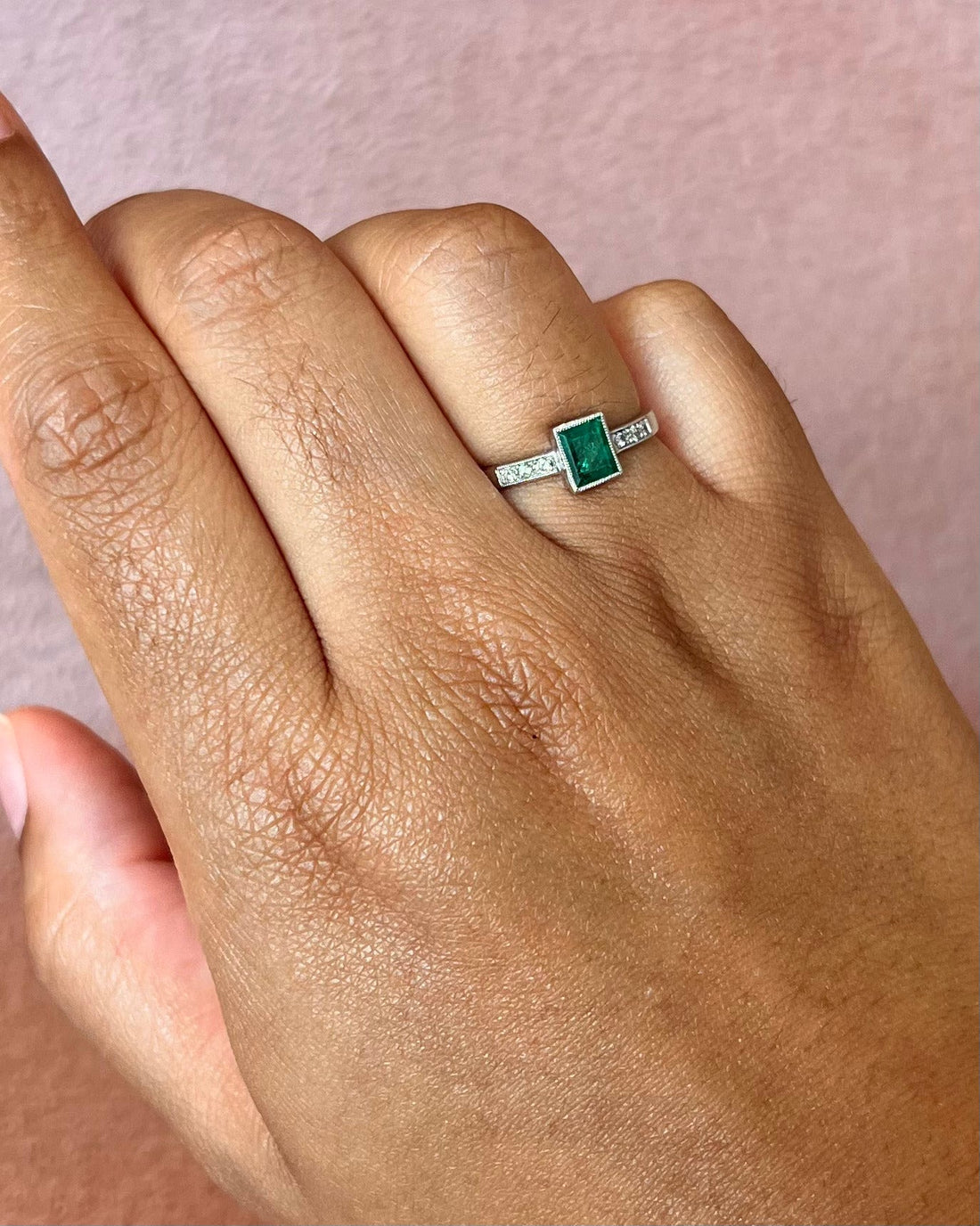 Bague Solitaire Émeraude 0.80 carat &amp; Diamants "Abigaël" - Elliade Paris