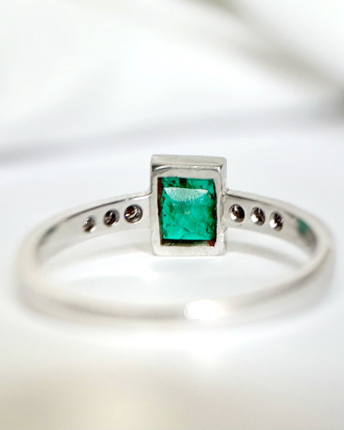 Bague Solitaire Émeraude 0.80 carat &amp; Diamants "Abigaël" - Elliade Paris