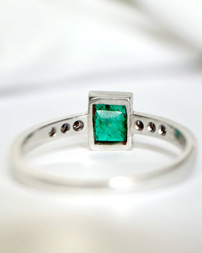 Bague Solitaire Émeraude 0.80 carat &amp; Diamants "Abigaël" - Elliade Paris