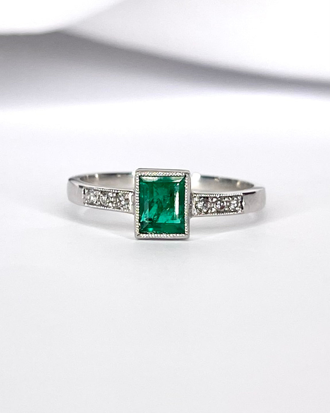 Bague Solitaire Émeraude 0.80 carat &amp; Diamants "Abigaël" - Elliade Paris