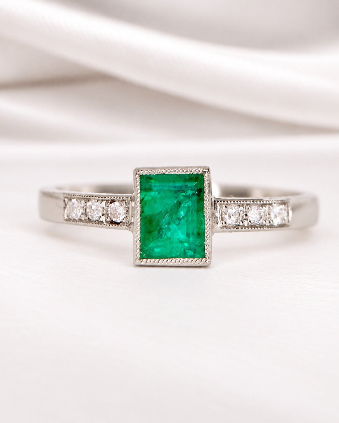 Bague Solitaire Émeraude 0.80 carat &amp; Diamants "Abigaël" - Elliade Paris