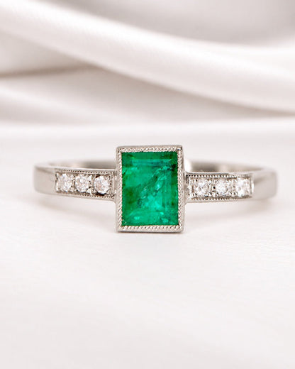 Bague Solitaire Émeraude 0.80 carat &amp; Diamants "Abigaël" - Elliade Paris