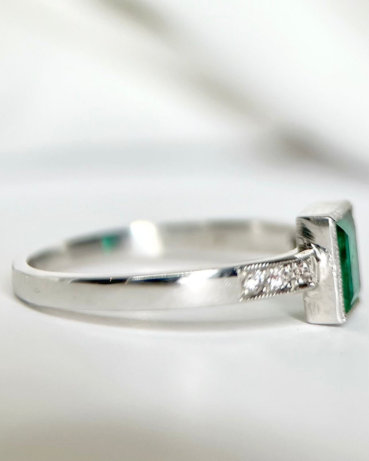 Bague Solitaire Émeraude 0.80 carat &amp; Diamants "Abigaël" - Elliade Paris