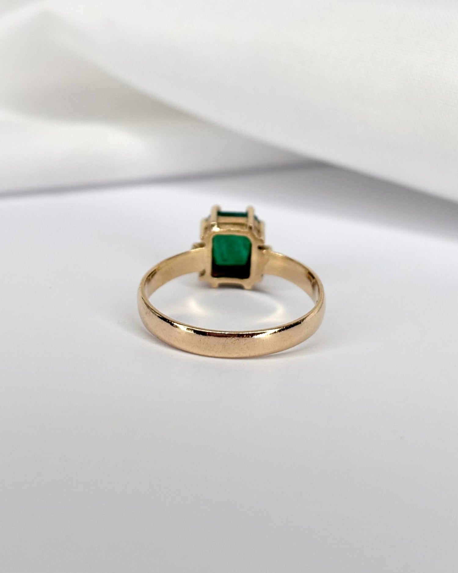 Bague Solitaire Émeraude 0.95 carat &quot;Maïwenn&quot; - Elliade Paris