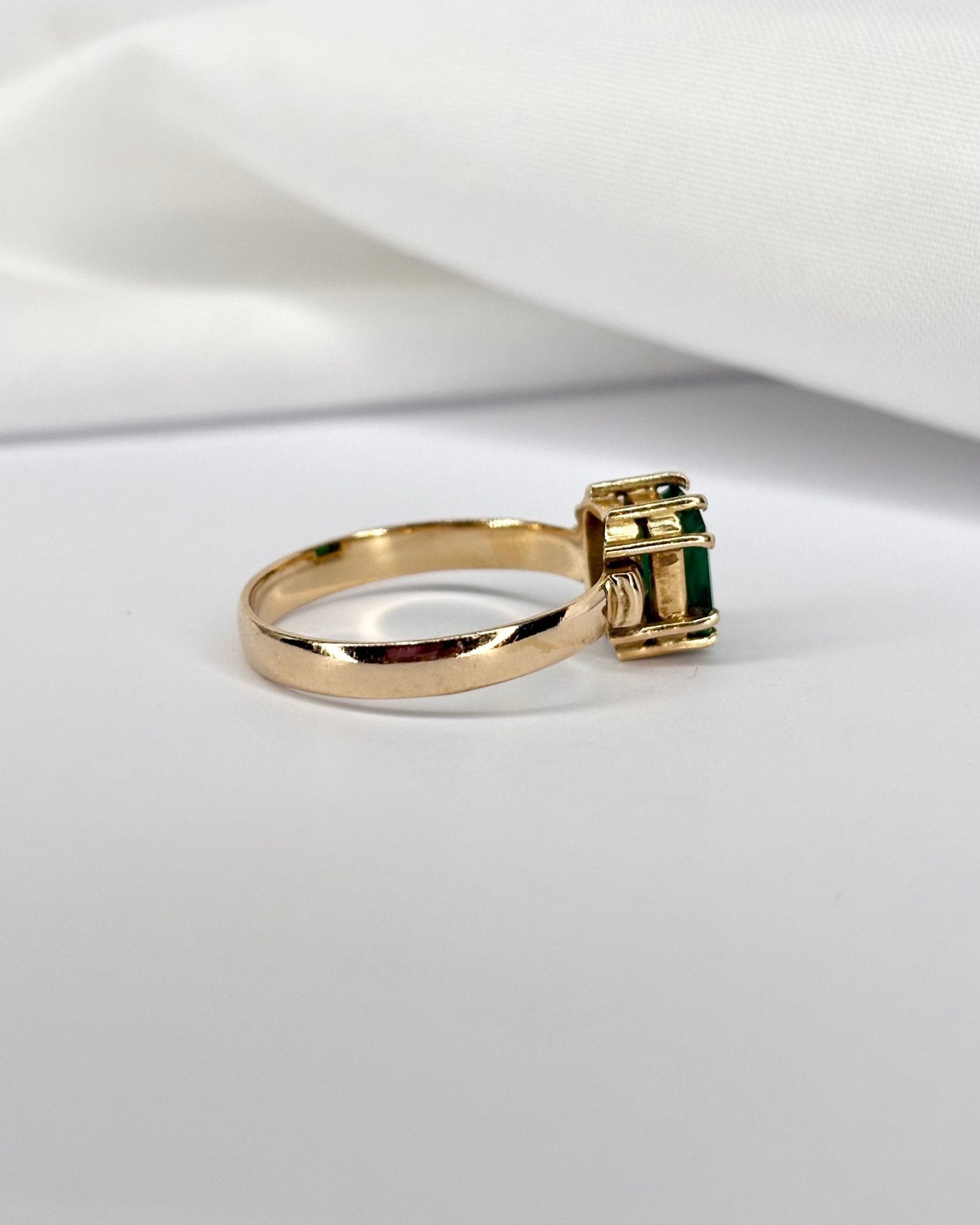 Bague Solitaire Émeraude 0.95 carat &quot;Maïwenn&quot; - Elliade Paris