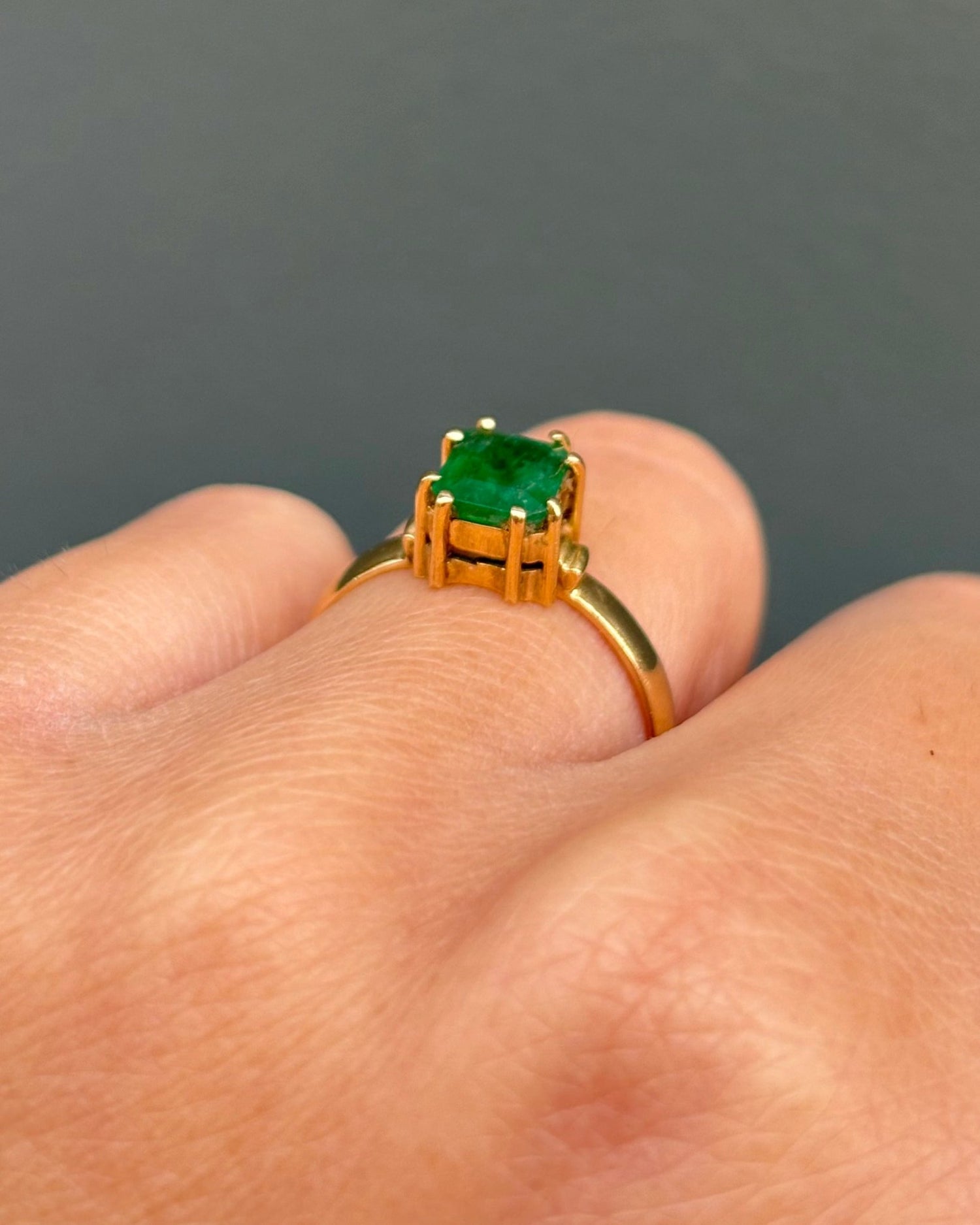 Bague Solitaire Émeraude 0.95 carat &quot;Maïwenn&quot; - Elliade Paris