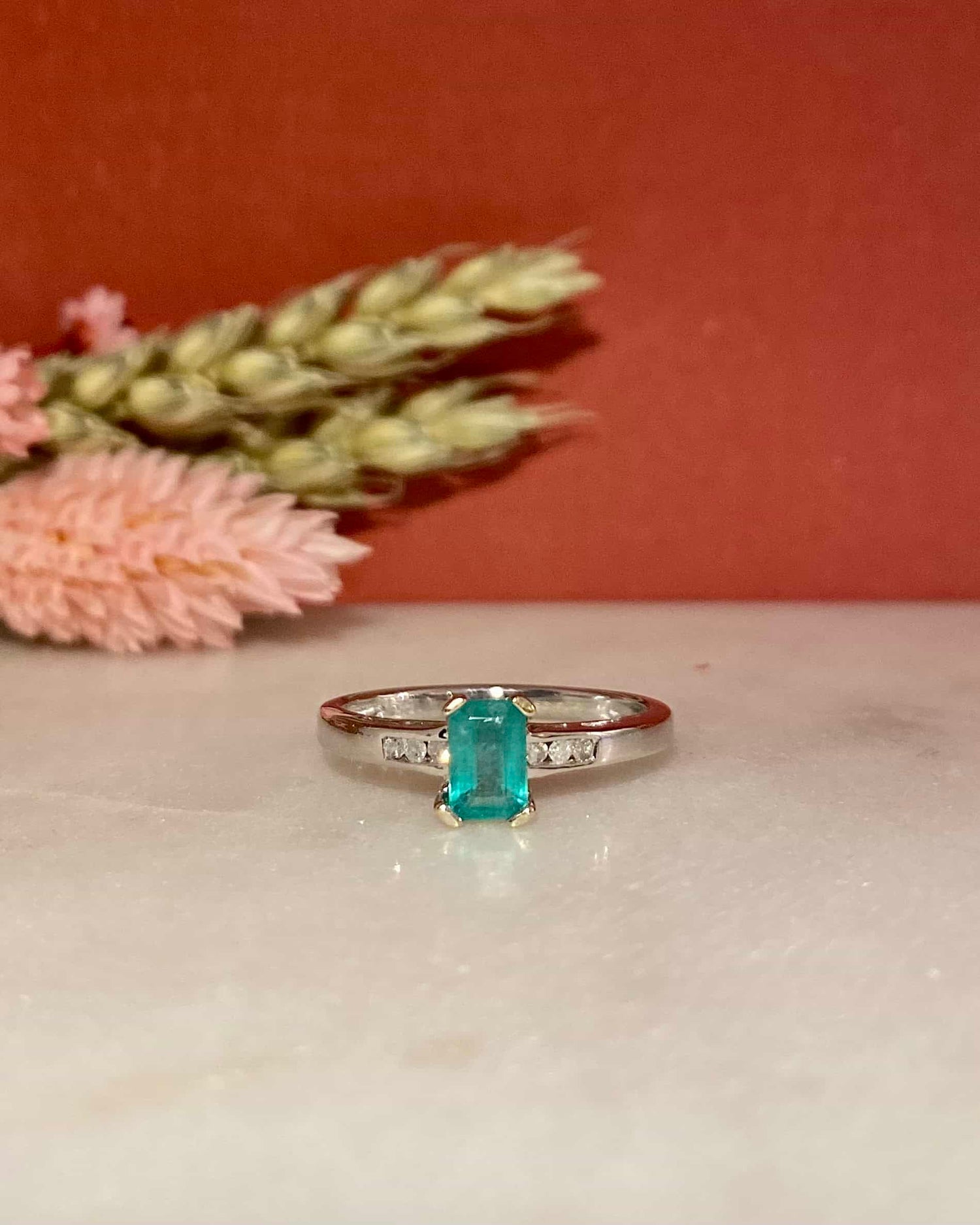 Anillo vintage &quot;Alexia&quot; con esmeralda de 0,50 quilates y diamantes